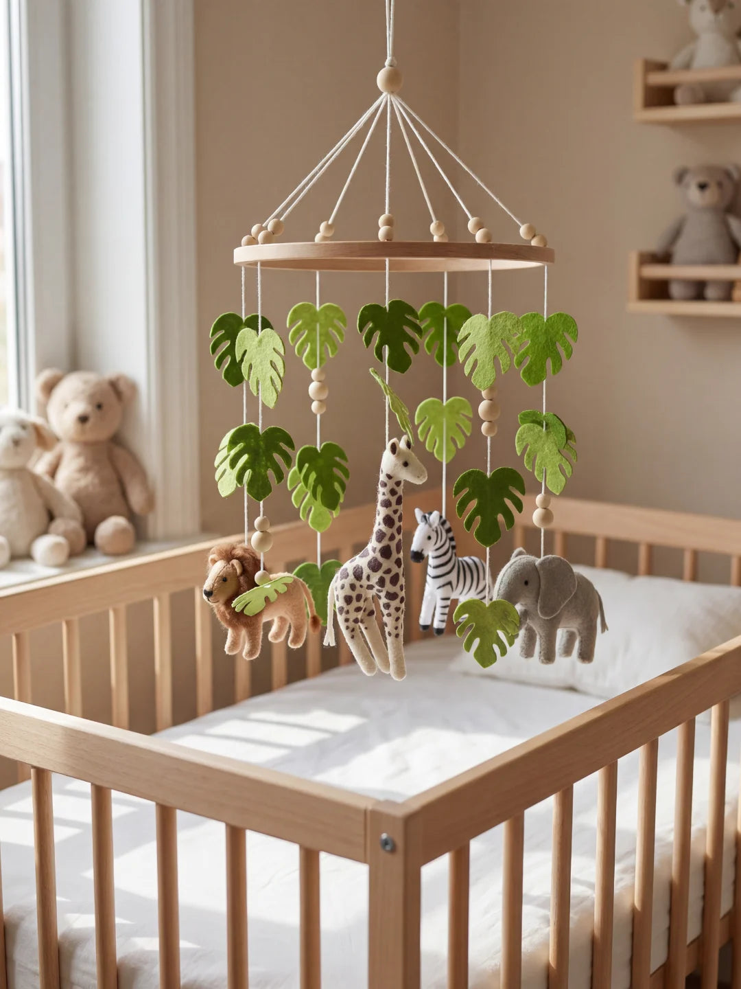 Mobile décoratif thème jungle installé dans une chambre de bébé aux couleurs neutres.