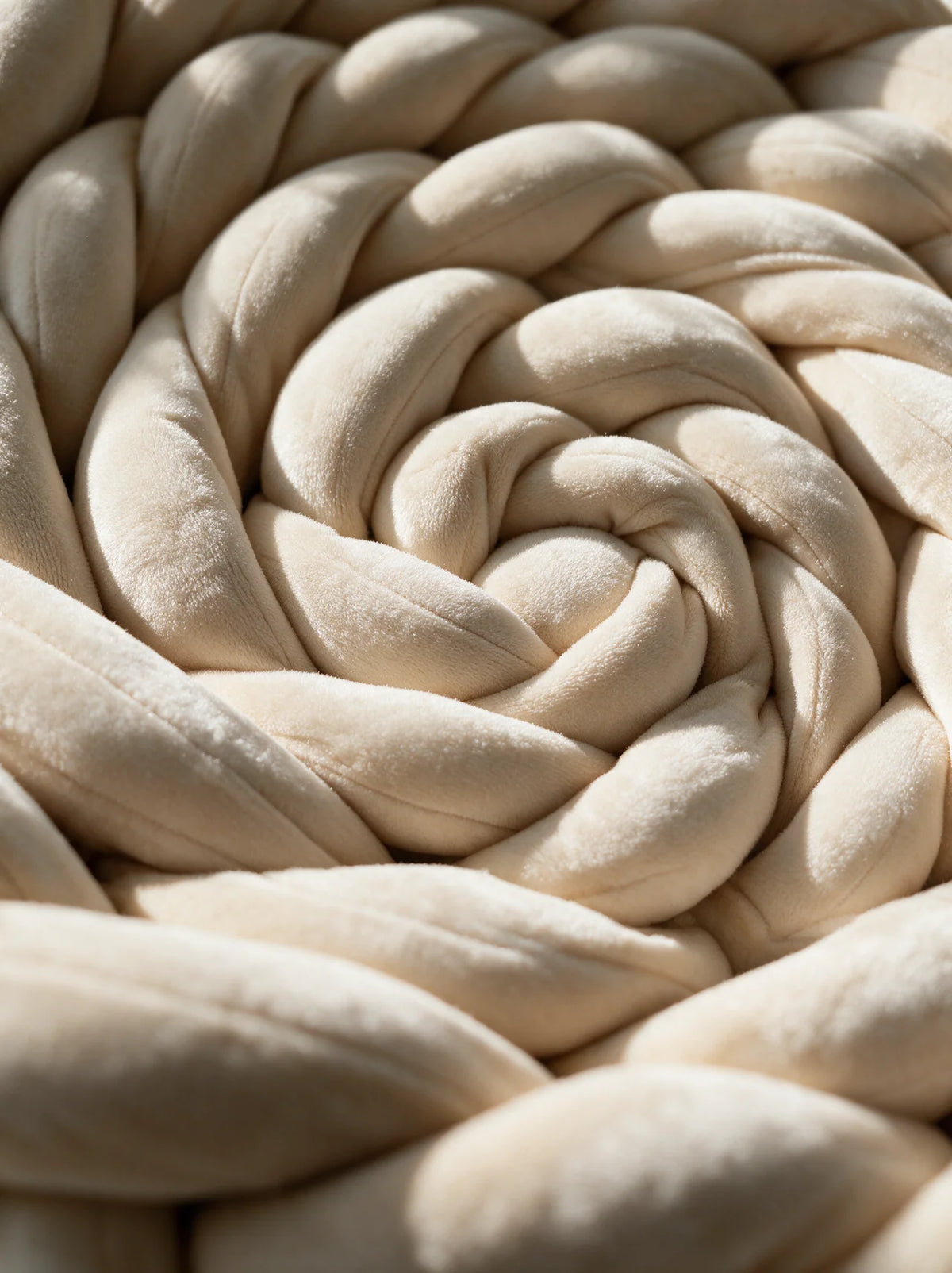 Gros plan sur la matière velours d'une tresse de lit 3 brins beige Évinel