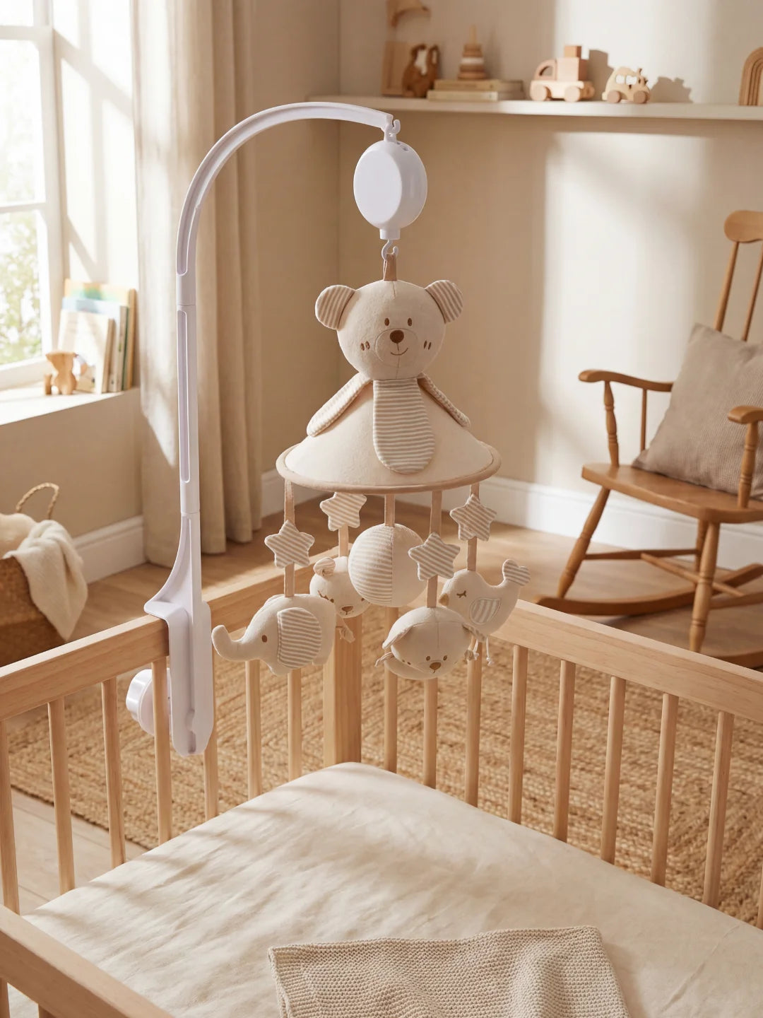 Mobile pour bébé avec support blanc rotatif et peluches douces aux tons neutres et apaisants.
