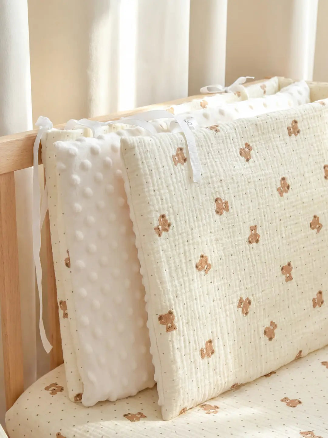 Tour de Lit Matelassé beige avec motifs oursons installé dans un berceau