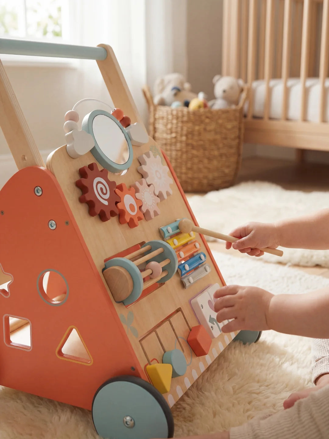 Détails des jeux de manipulation et de motricité fine sur le chariot de marche Le P'tit Aventurier.
