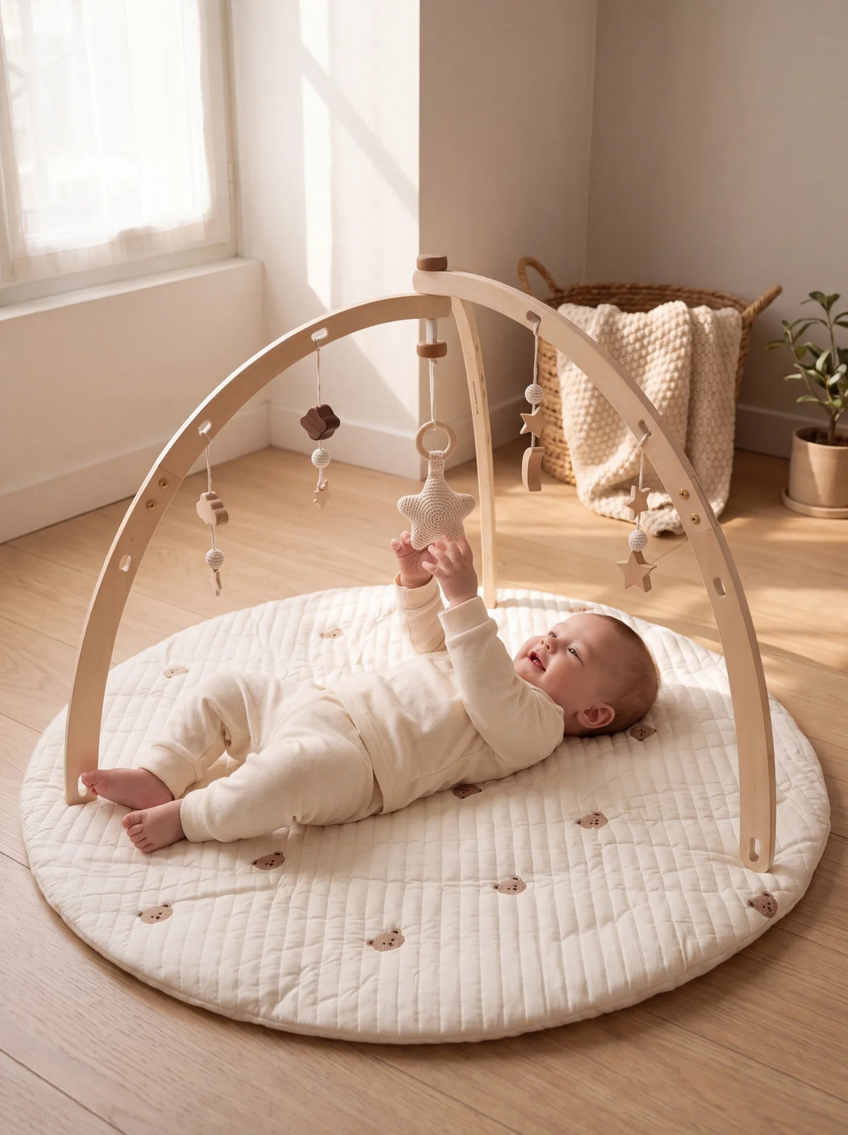 Les cinq suspensions de l'arche d'éveil alignées : étoile en crochet, lune, étoiles et nuages en bois