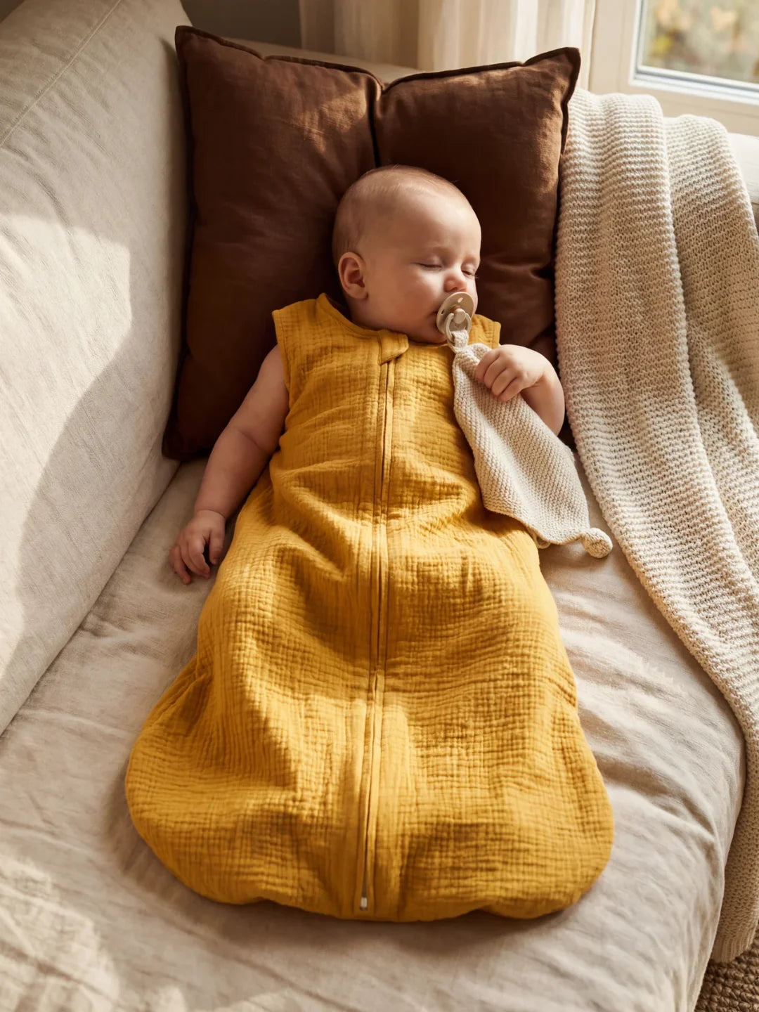 Gigoteuse bébé en gaze de coton moutarde avec fermeture éclair centrale vue à plat