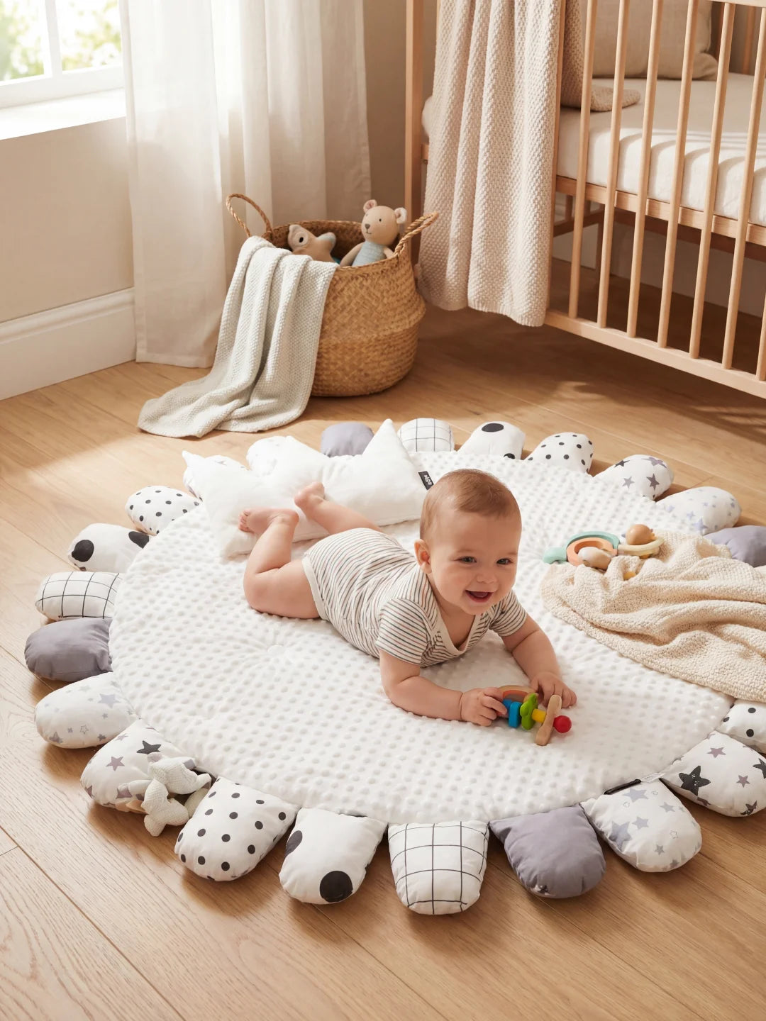 Bébé allongé sur le ventre sur un tapis d'éveil sensoriel blanc, manipulant un jouet en bois pour stimuler sa motricité.