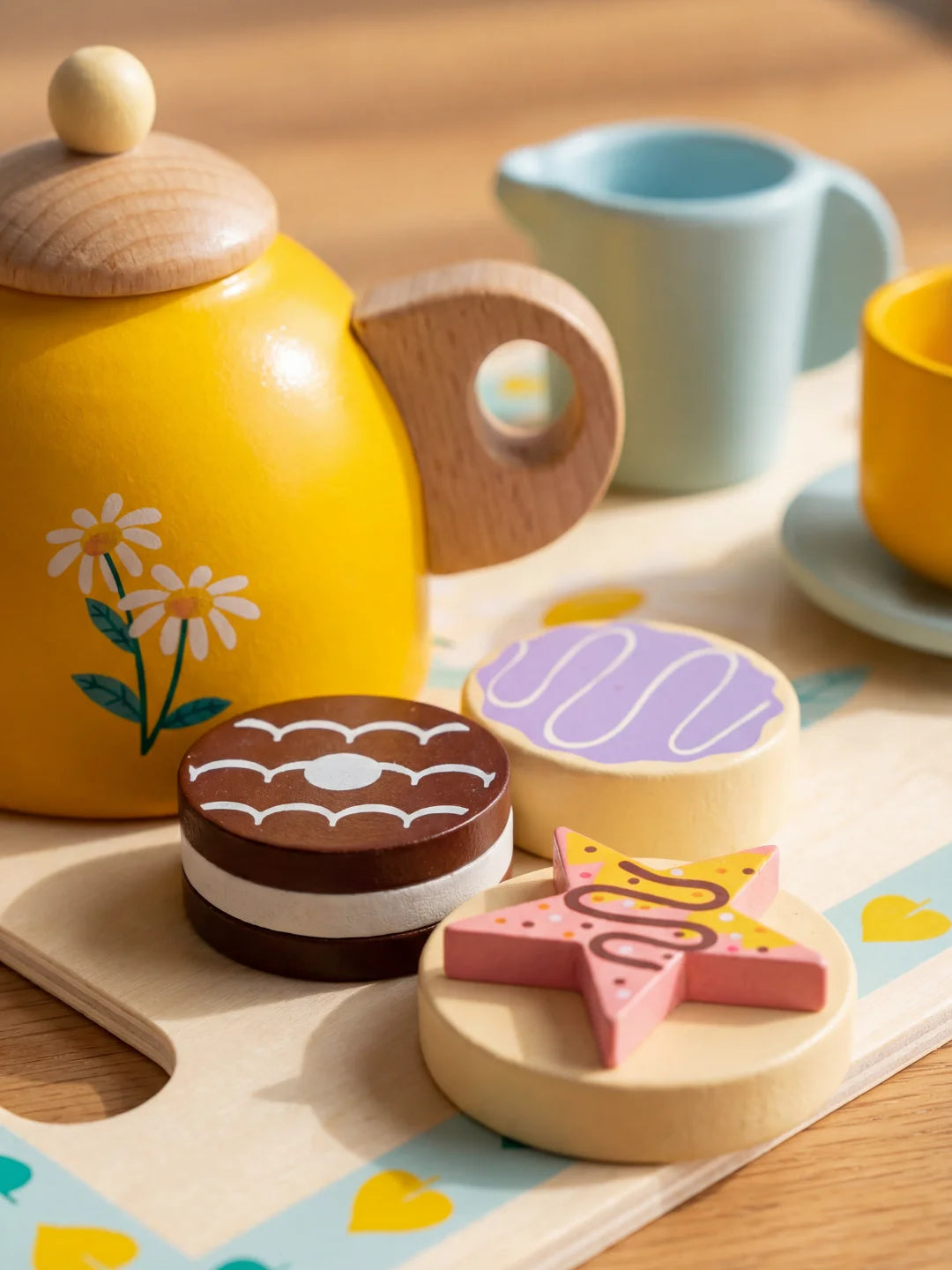 Détail de biscuits en bois en forme d'étoiles et de fleurs pour jeu d'imitation culinaire