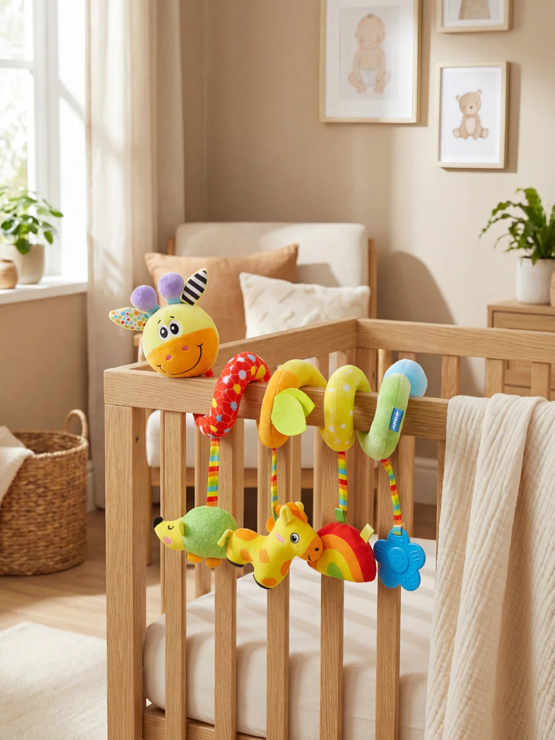 Chaîne de poussette d'éveil thème marin avec petite baleine bleue en peluche et textures variées