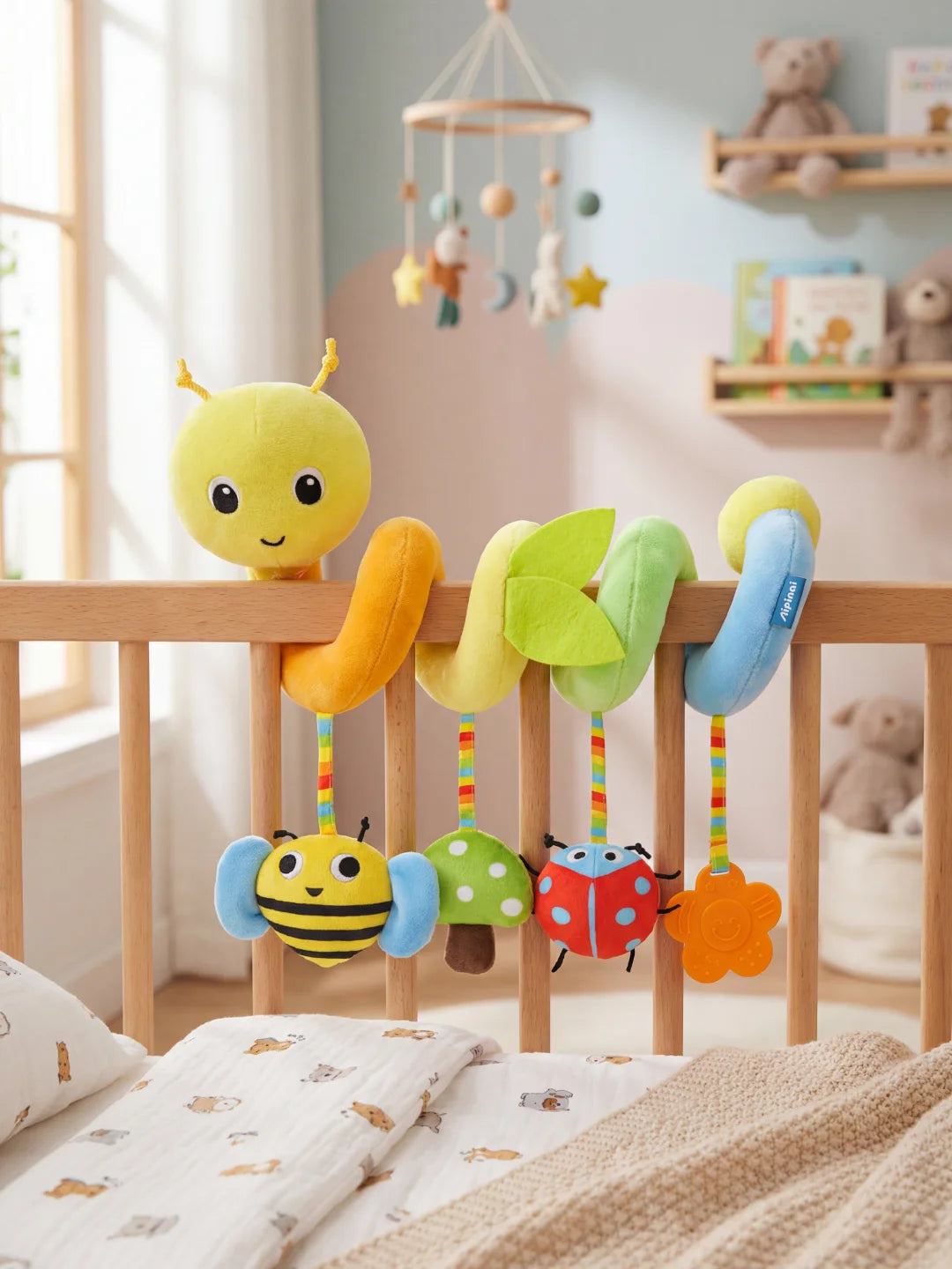 Jouet spirale chenille avec hochet abeille, champignon et coccinelle pour l'éveil des nouveau-nés.