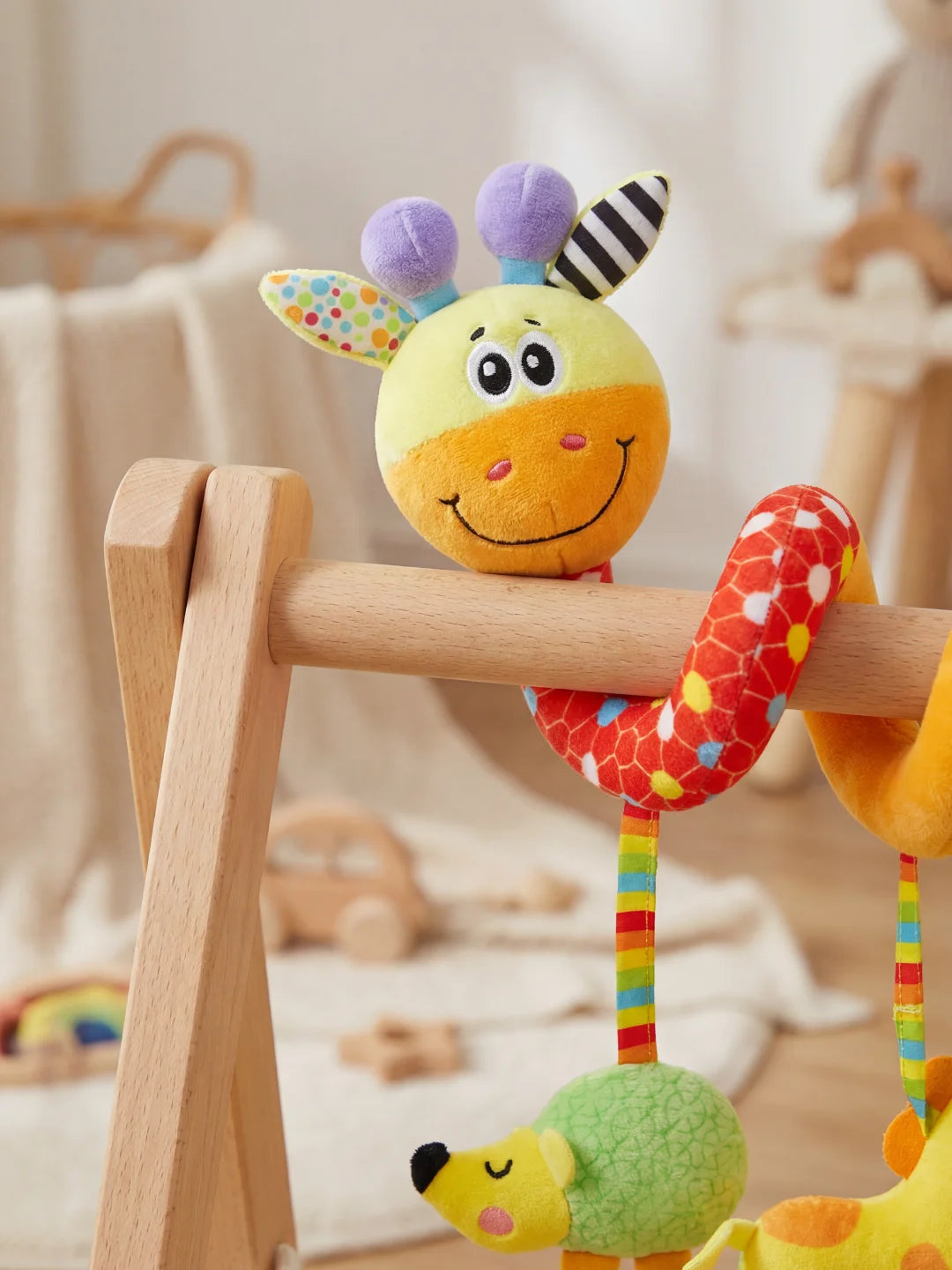 Chaîne d'activité pour poussette avec fleurs en tissu rose et motifs printaniers pour petite fille