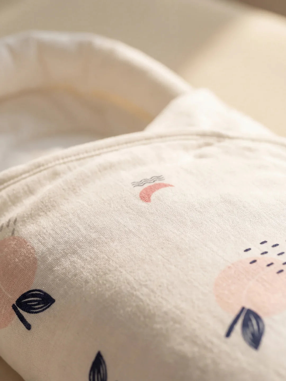 vue intérieure couverture emmaillotage bébé motif floral rose et bleu marine