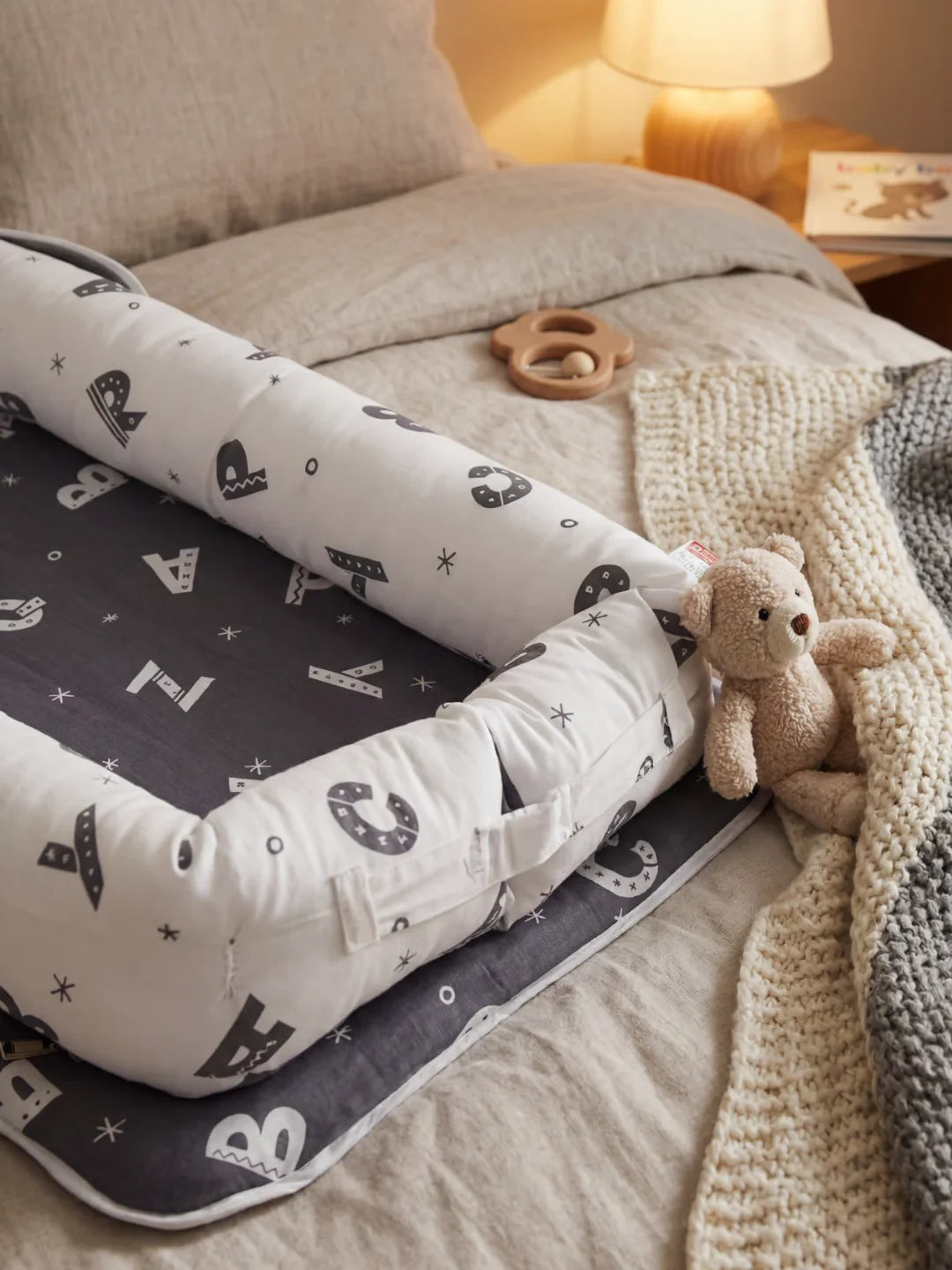 Détail du boudin et matelas du réducteur de lit bébé noir et blanc motif alphabet