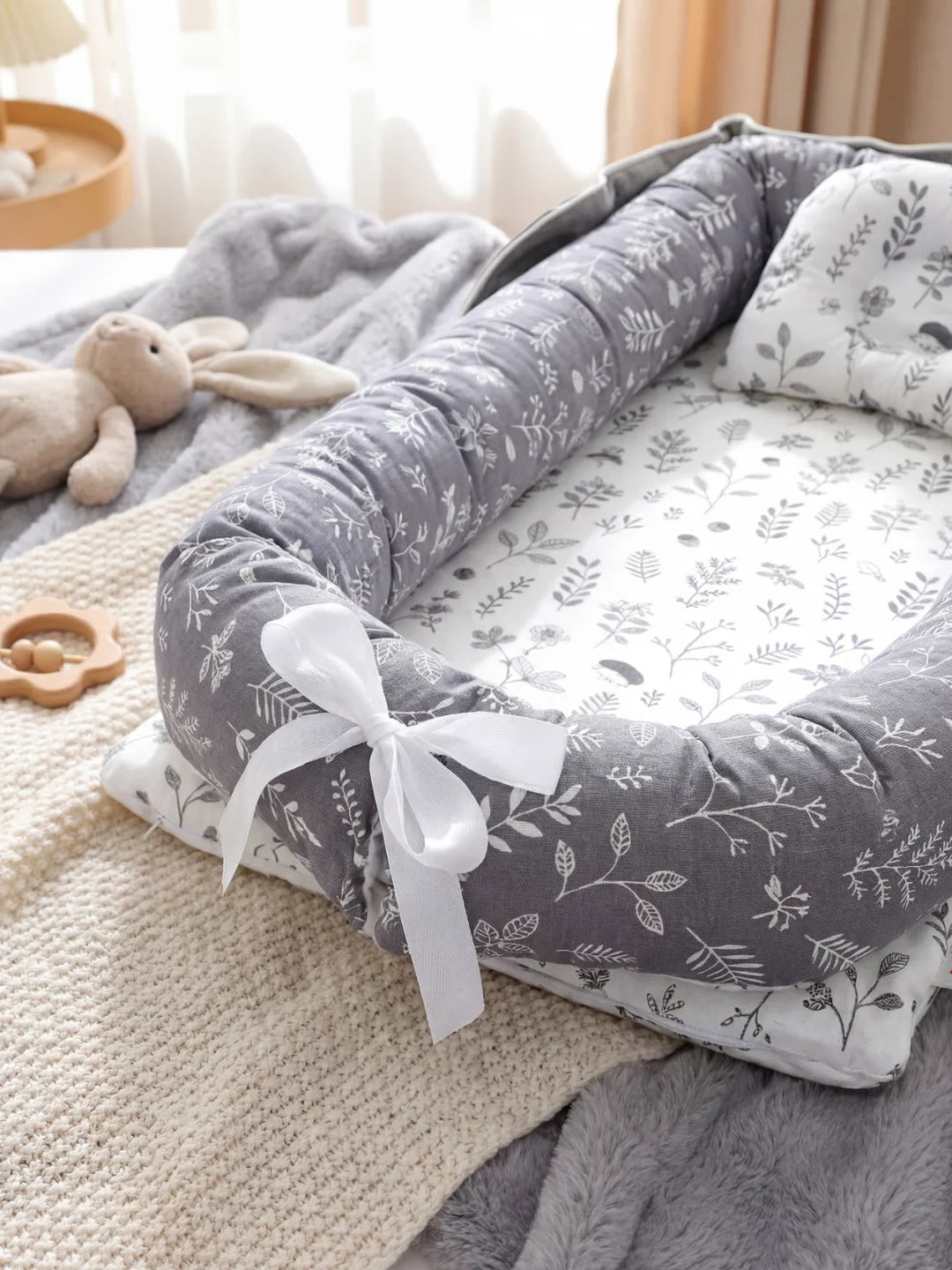 Détail du boudin rembourré du réducteur de lit bébé motif espace avec fusées et satellites