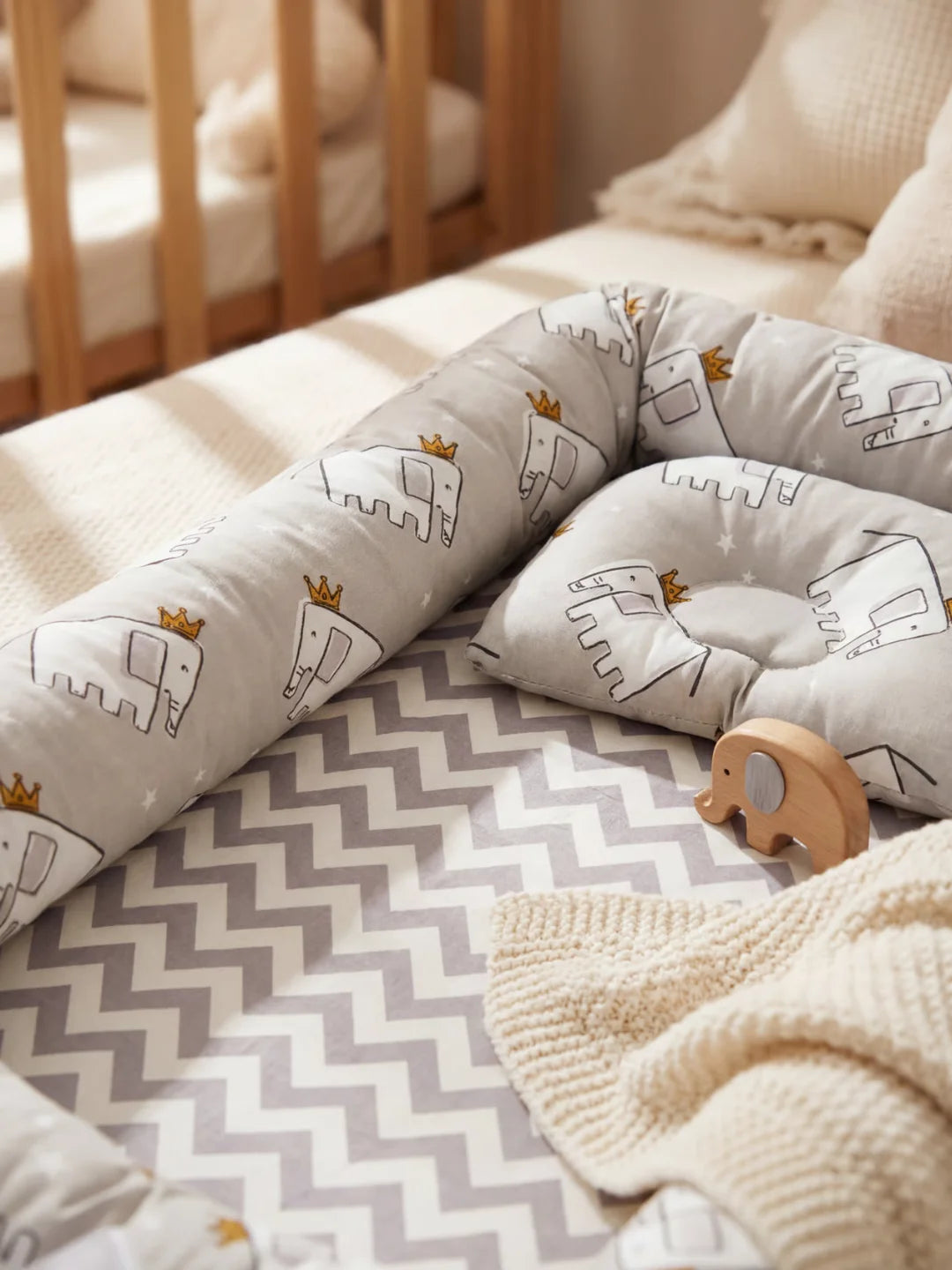 Coussin anti tête plate et matelas motif chevrons du réducteur de lit bébé gris éléphants