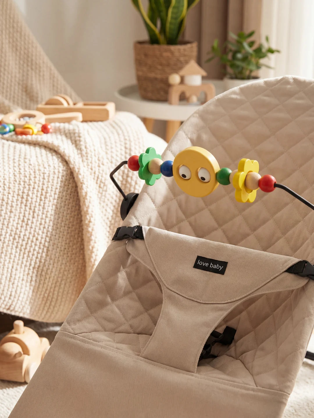 Vue détaillée du tissu matelassé beige et du harnais de protection avec étiquette de marque "love baby"