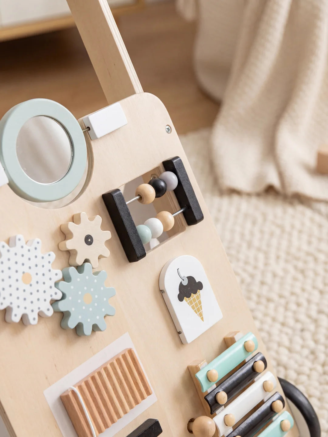 Zoom sur les activités du chariot : abaque coloré, illustration de glace et xylophone moderne.