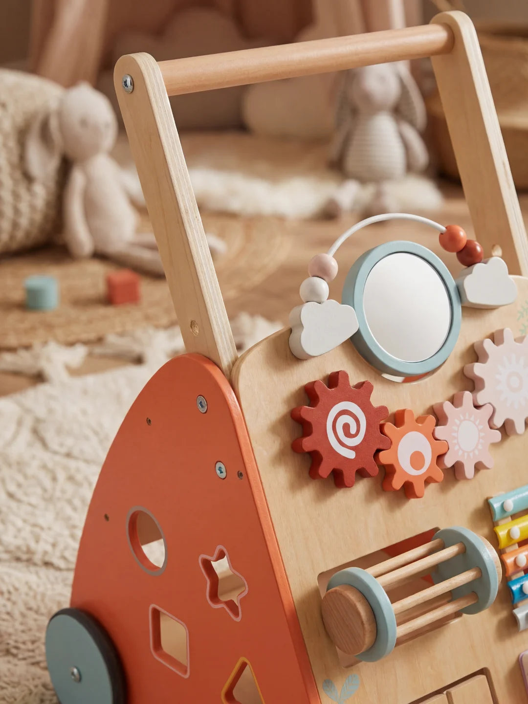 Vue rapprochée du miroir et des engrenages colorés sur le chariot d'éveil Le P'tit Aventurier.
