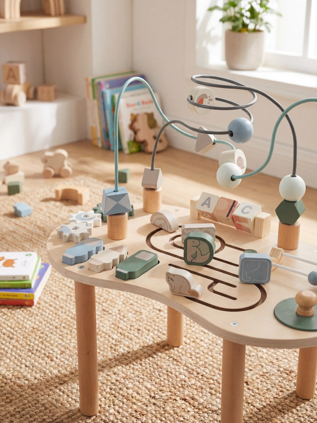 Gros plan sur le jeu de perles et les blocs en bois représentant des animaux sur la table d'activité.