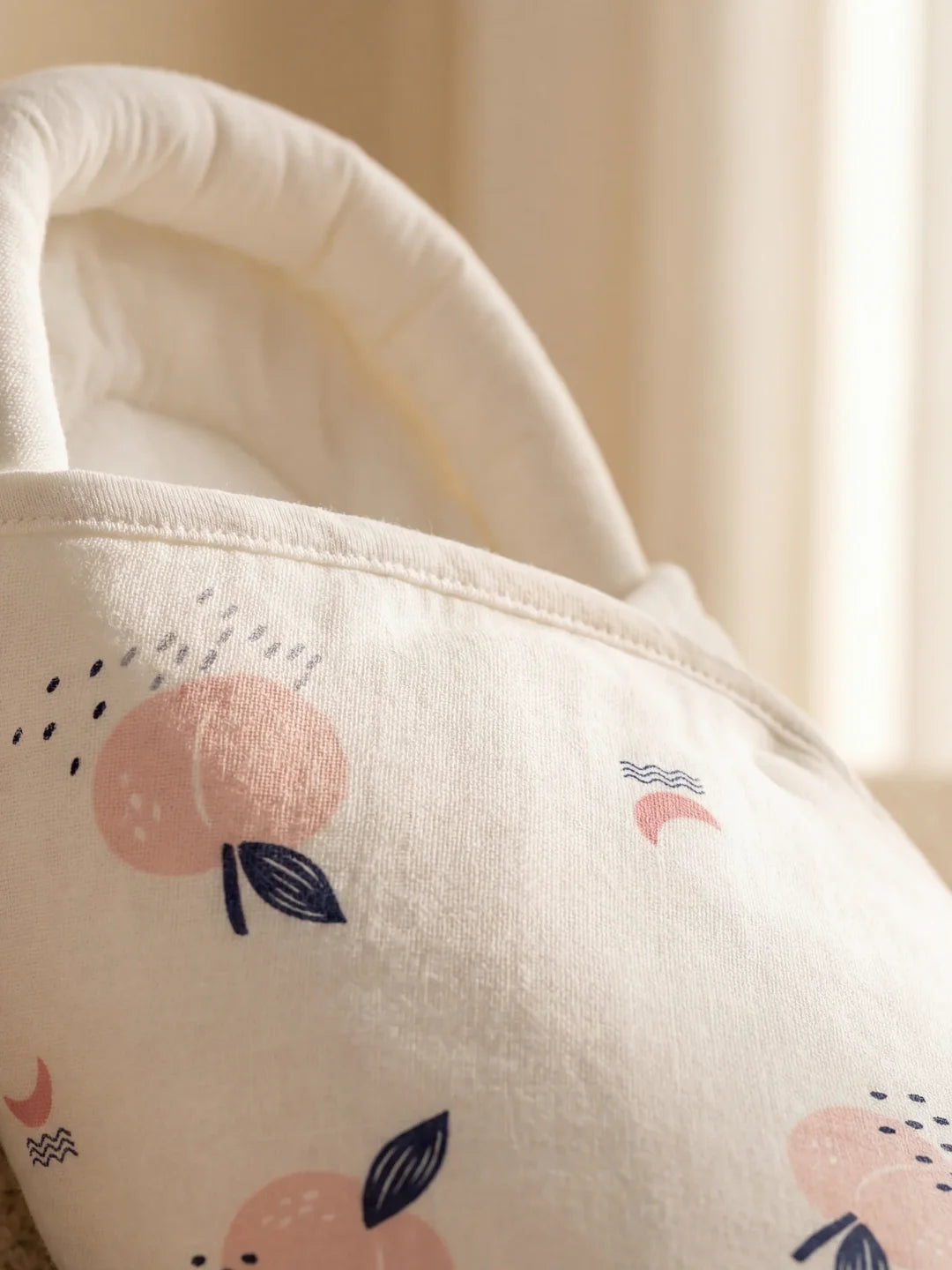 détail du tissu couverture emmaillotage bébé motif floral rose et feuilles