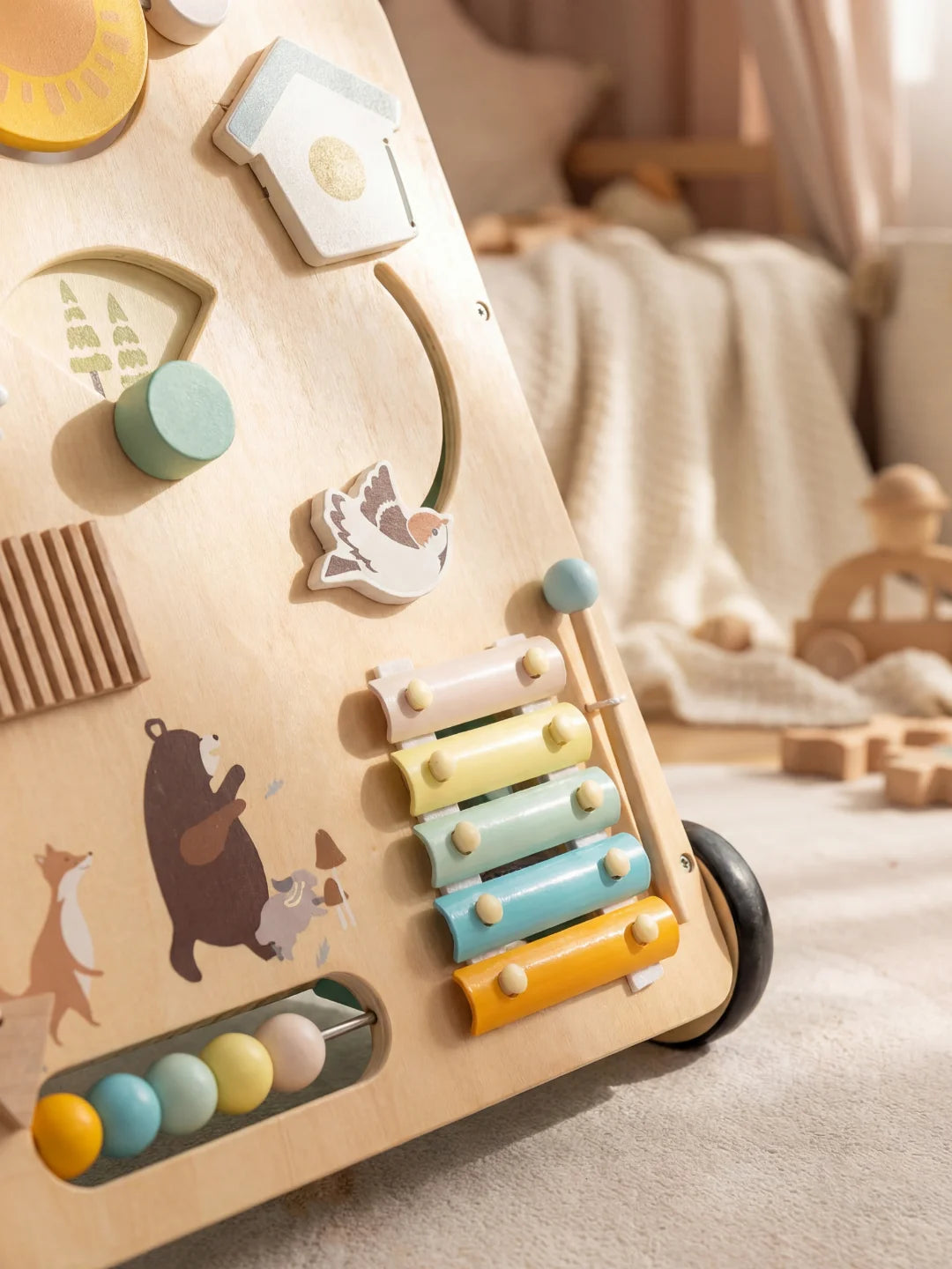 Gros plan sur le xylophone pastel et les dessins d'animaux de la forêt du chariot de marche.