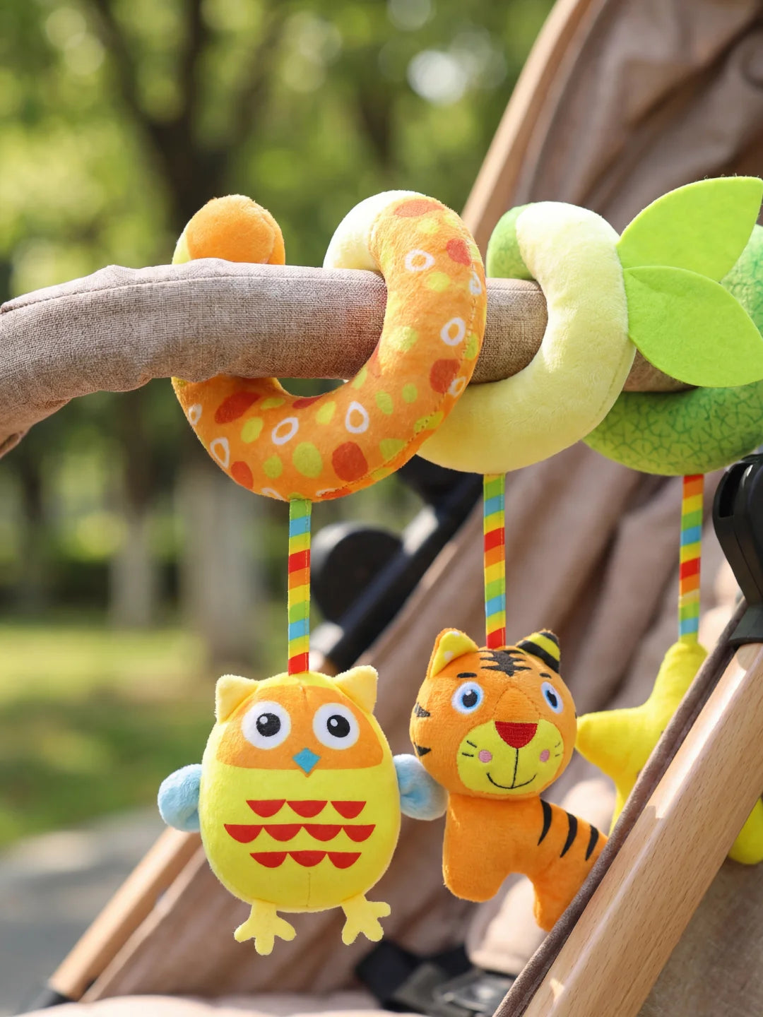 Zoom sur le hochet hibou jaune et le petit tigre suspendus à la spirale d'activité.