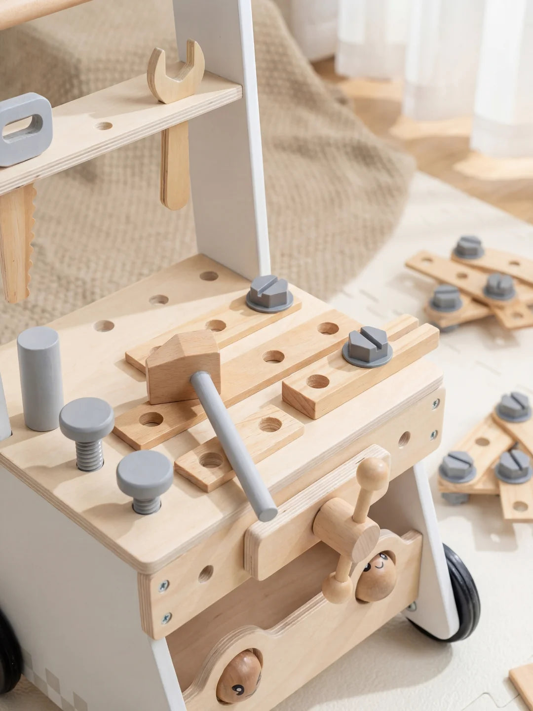 Gros plan sur le plan de travail de l'établi en bois avec vis, marteau et étau fonctionnel.