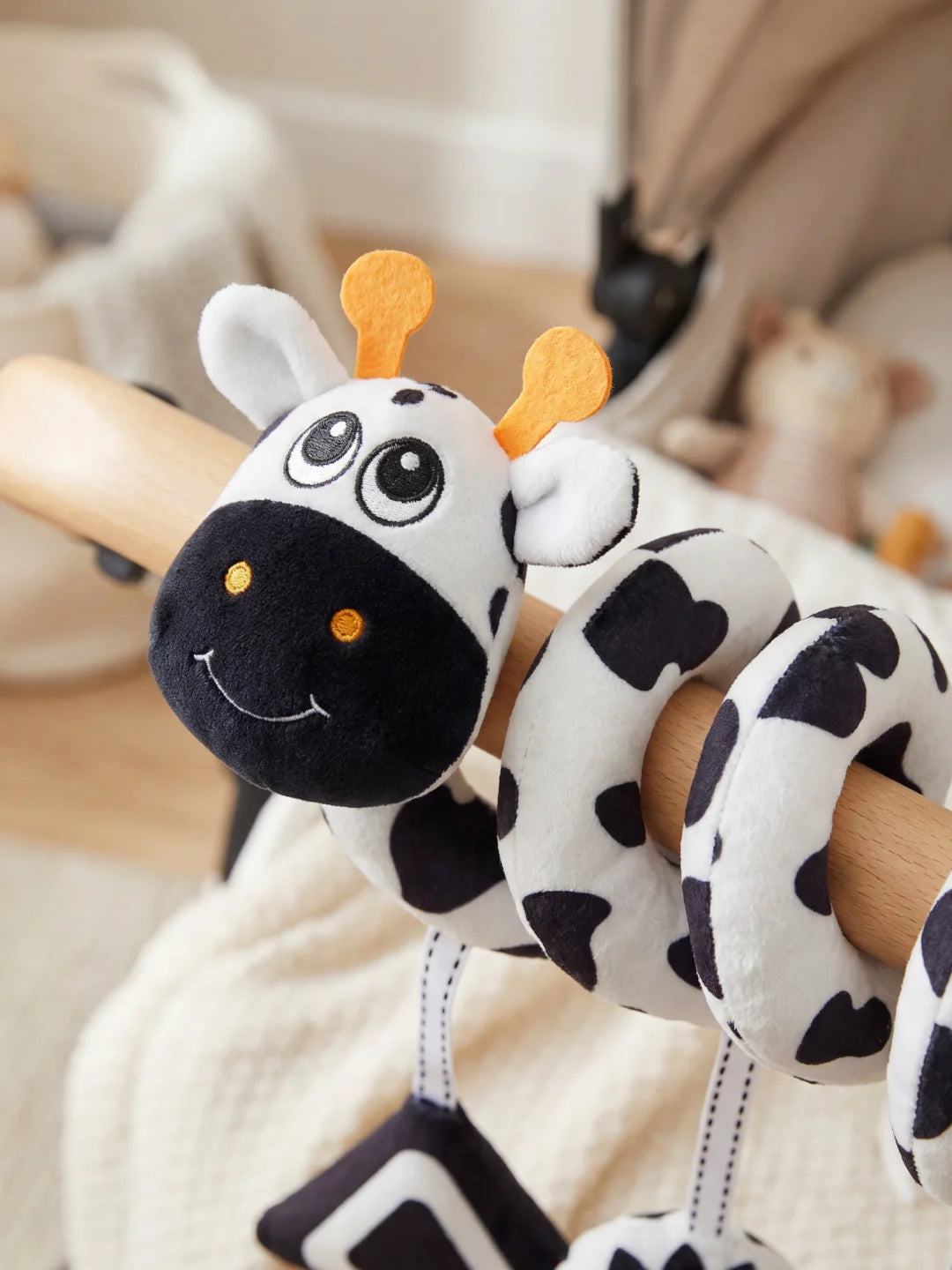 Gros plan sur la tête de la vachette en peluche noir et blanc conçue pour la stimulation visuelle.