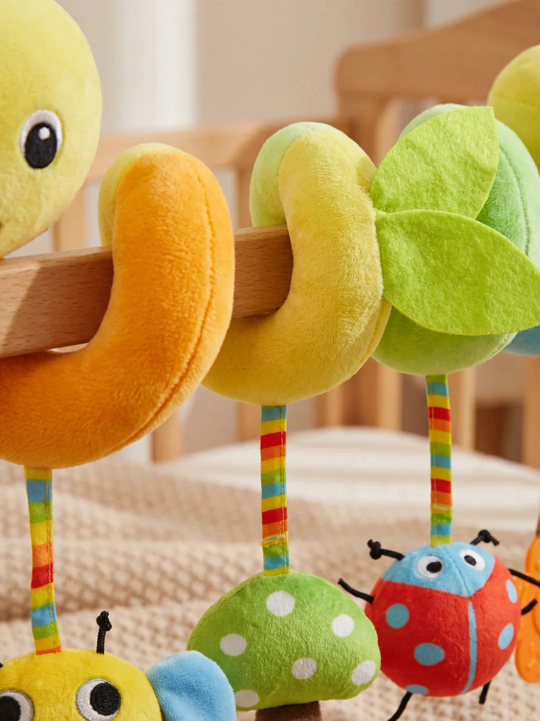 Détails des textures et des couleurs des suspensions insectes de la spirale d'éveil chenille.