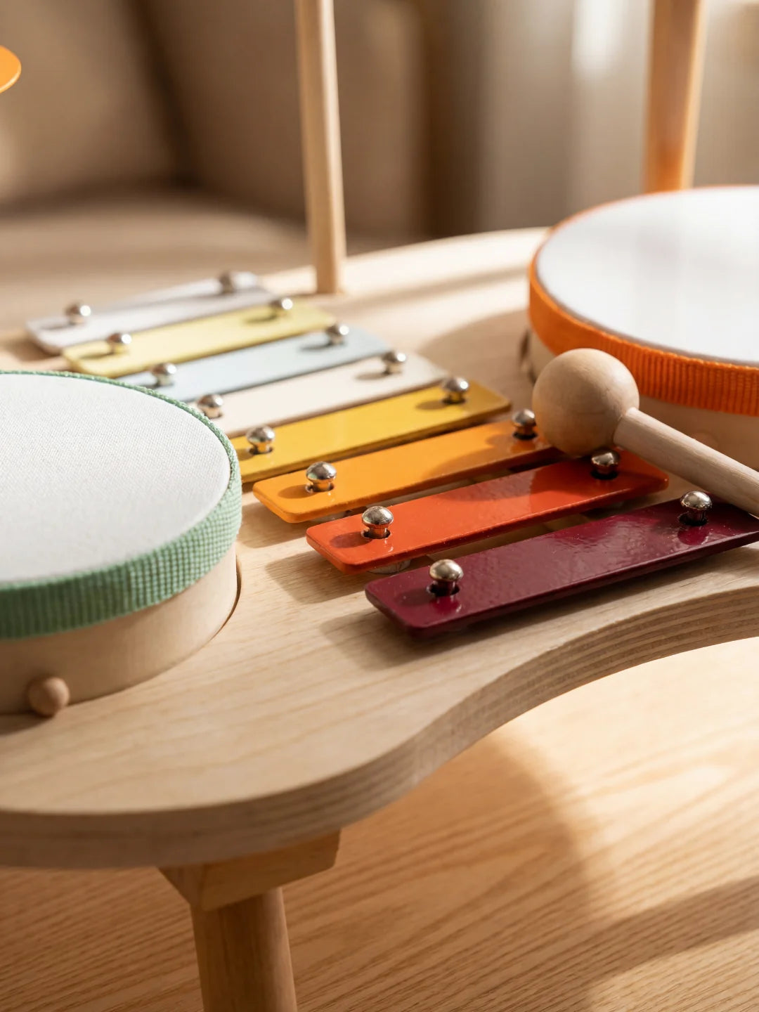 Détail des lames colorées du xylophone intégré à la table musicale l'Orchestre des Petits.