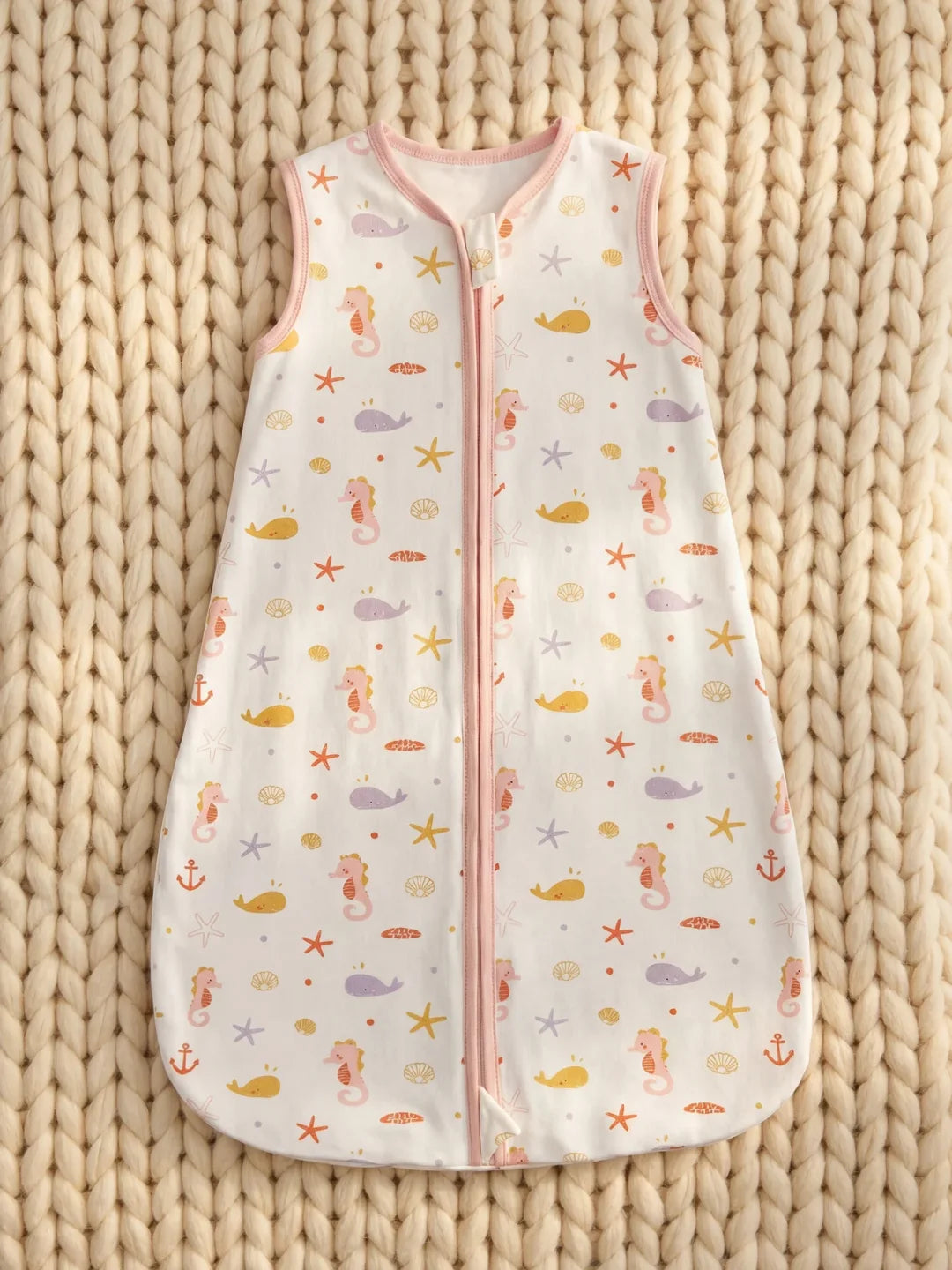 Gigoteuse bébé en coton blanc motif océan hippocampes et coquillages bordure rose