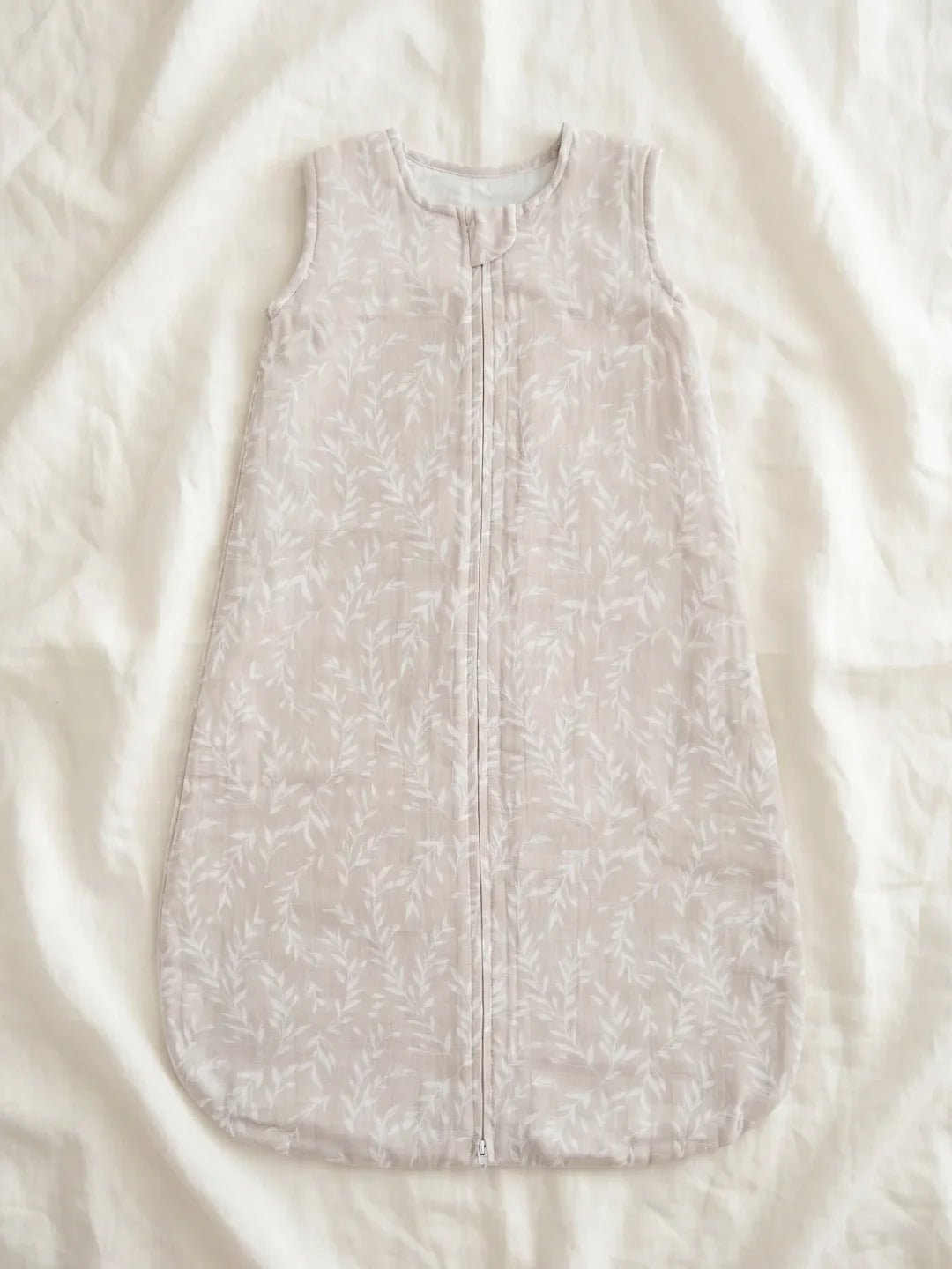 Gigoteuse bébé en mousseline beige motif feuillage blanc avec fermeture éclair