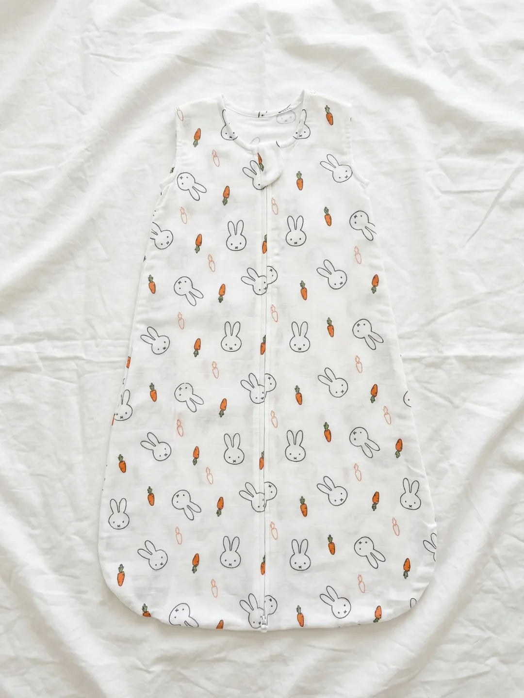 Gigoteuse bébé en mousseline blanche motif lapins et carottes avec fermeture éclair