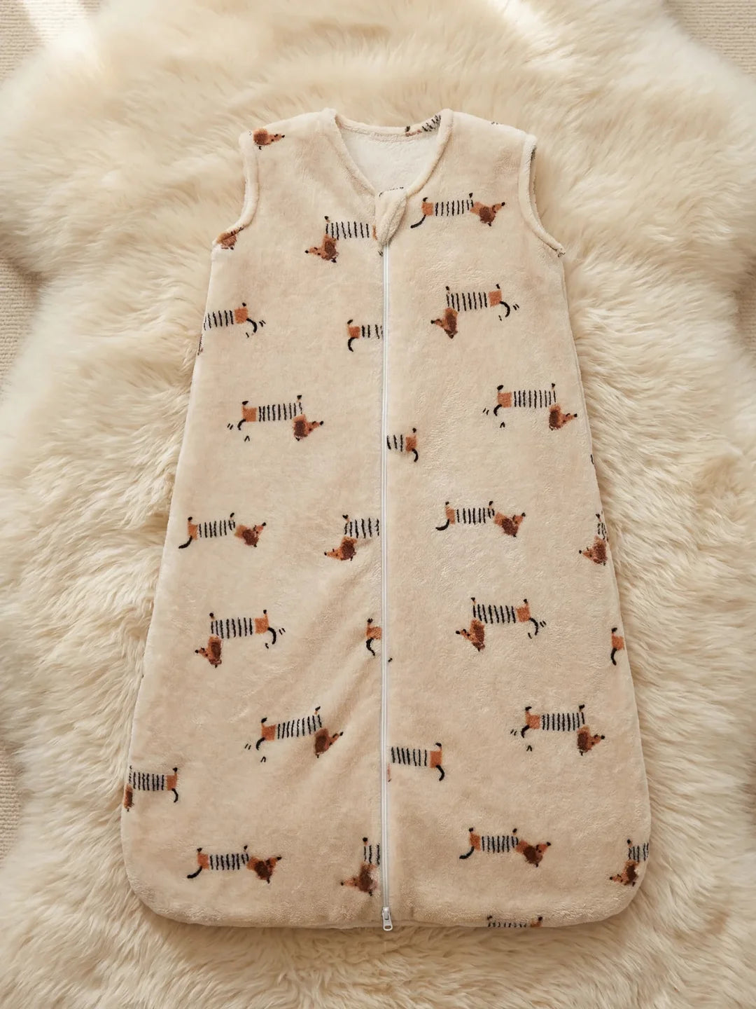 Gigoteuse bébé en polaire beige avec motif chiens teckel et fermeture éclair