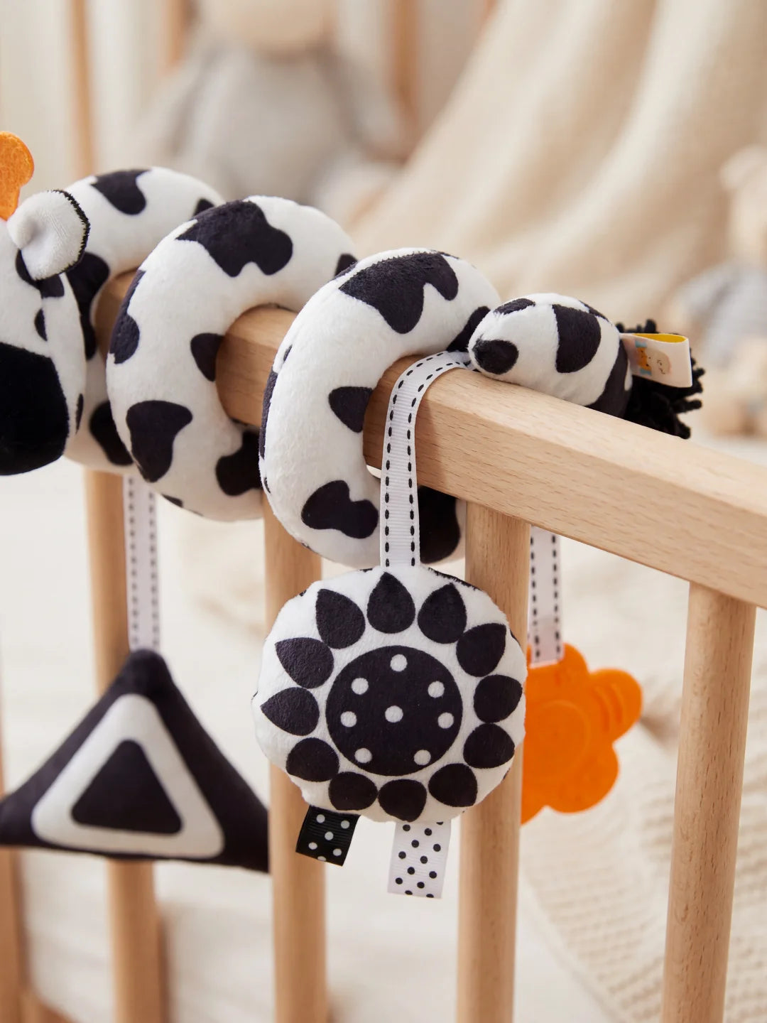 Détails des suspensions de la spirale : forme géométrique triangle et anneau de dentition fleur.