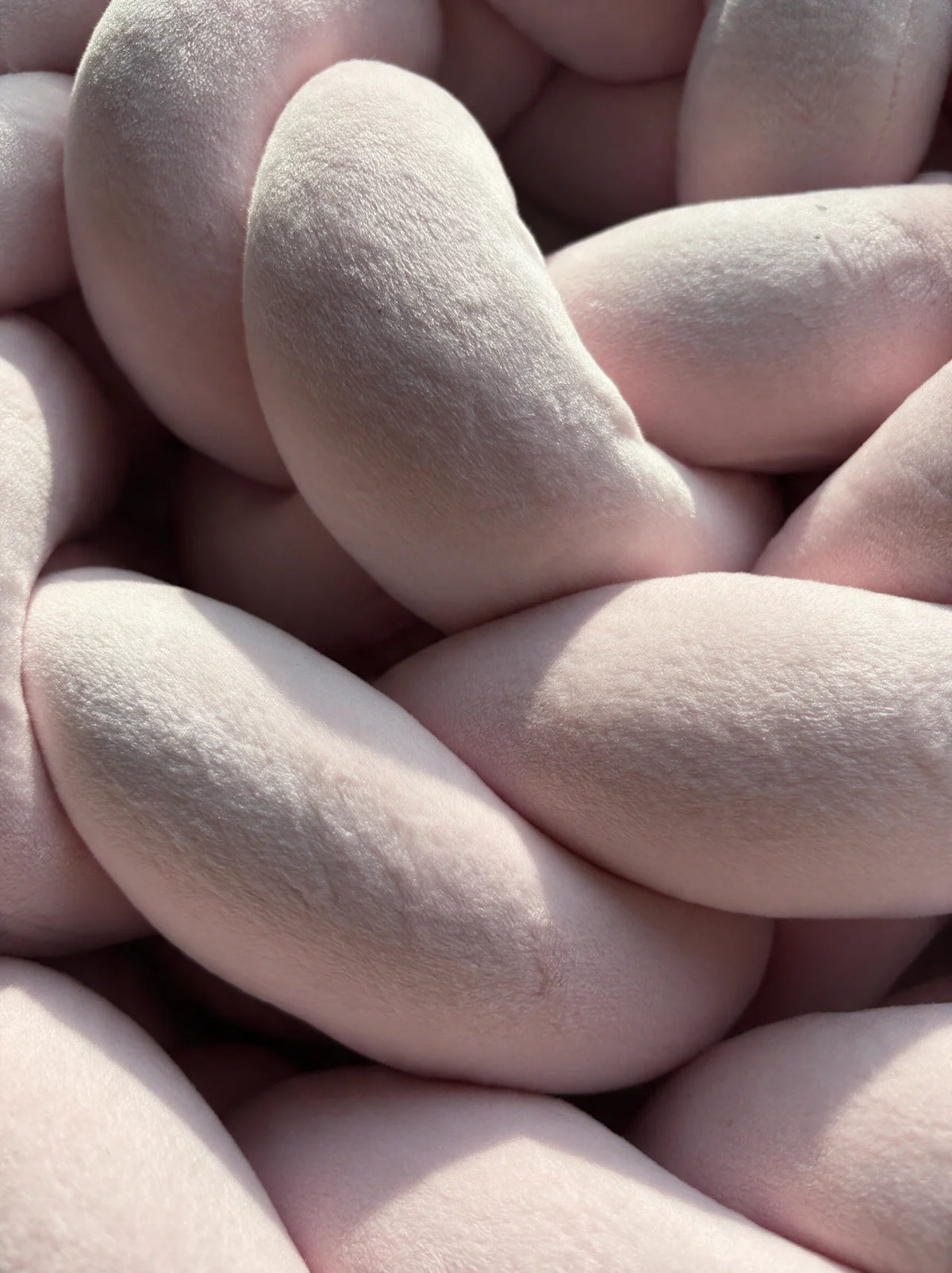Gros plan sur le velours d'une tresse de lit 3 brins rose Évinel