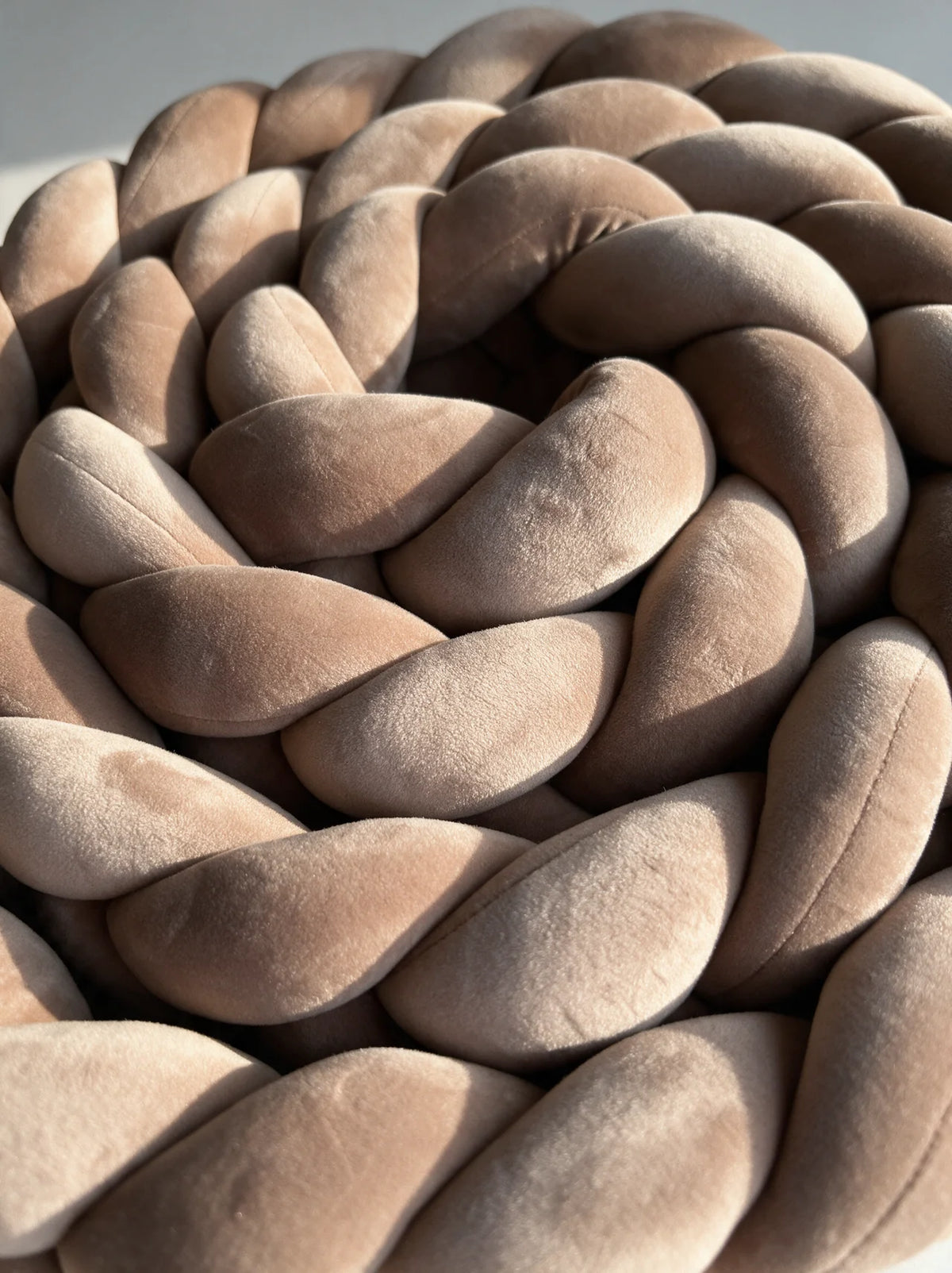 Gros plan sur la matière velours d'une tresse de lit 3 brins marron Évinel