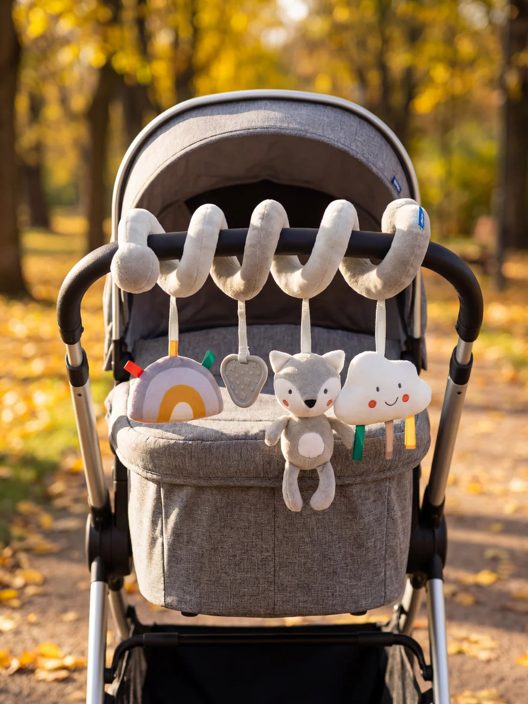 Spirale d'activité loup gris et nuage installée sur une poussette lors d'une balade en automne.