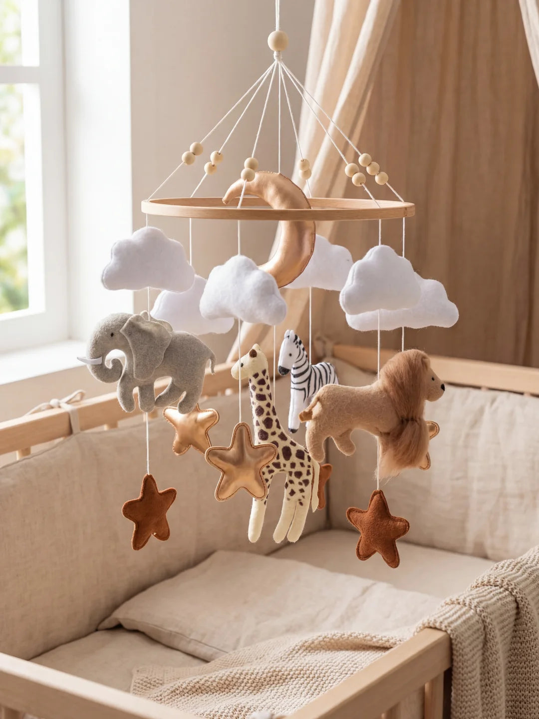 Mobile de lit pour bébé en bois avec suspensions animaux de la savane et nuages blancs.