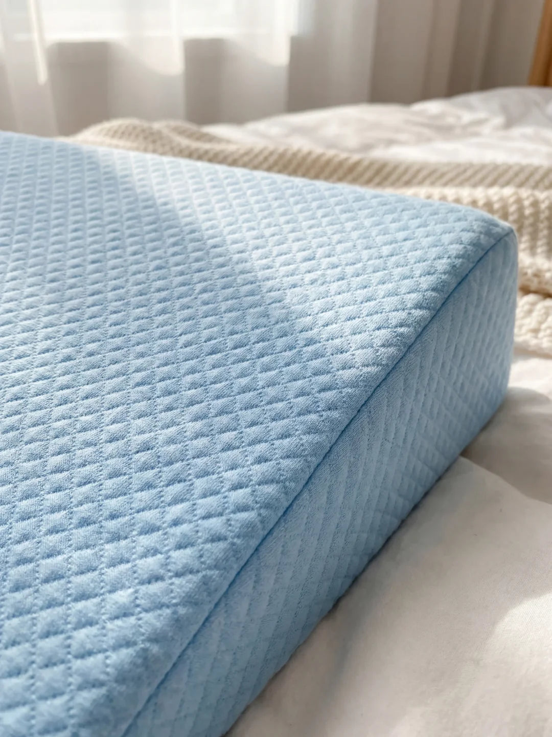plan incliné bébé matelassé bleu en mousse à mémoire de forme