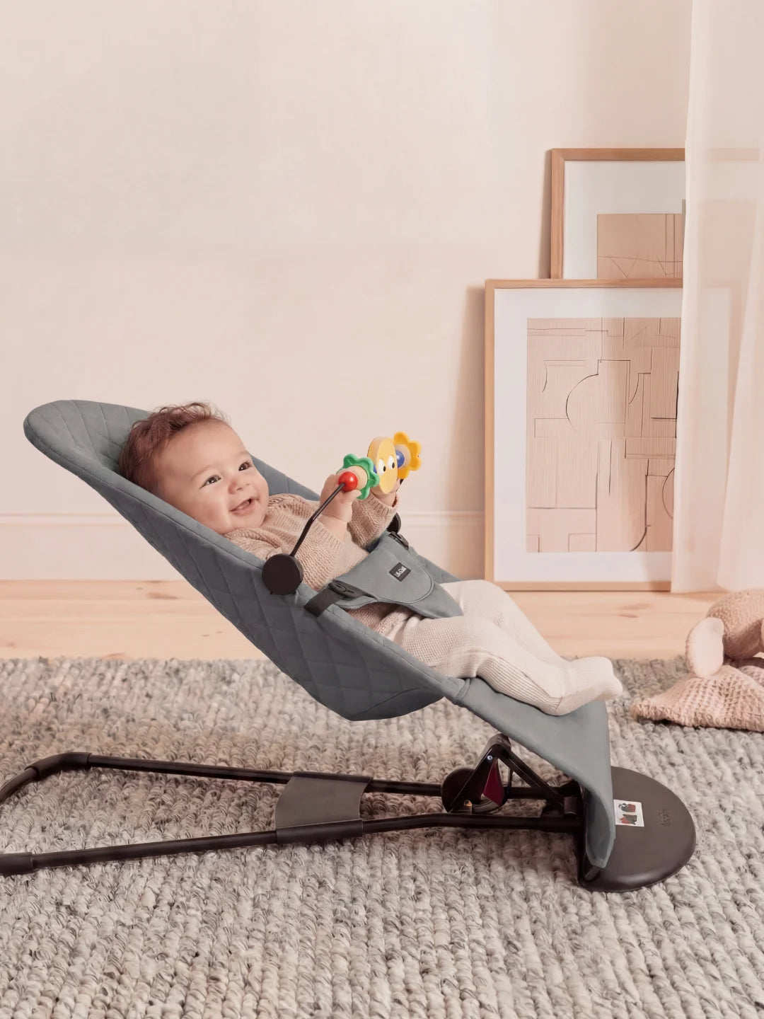 ue de profil du transat gris anthracite montrant l'inclinaison physiologique pour le confort de bébé.