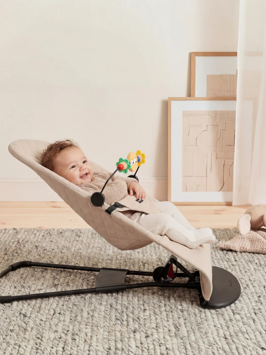 Vue de profil montrant l'inclinaison ergonomique du transat beige et le soutien du dos pour le nouveau-né