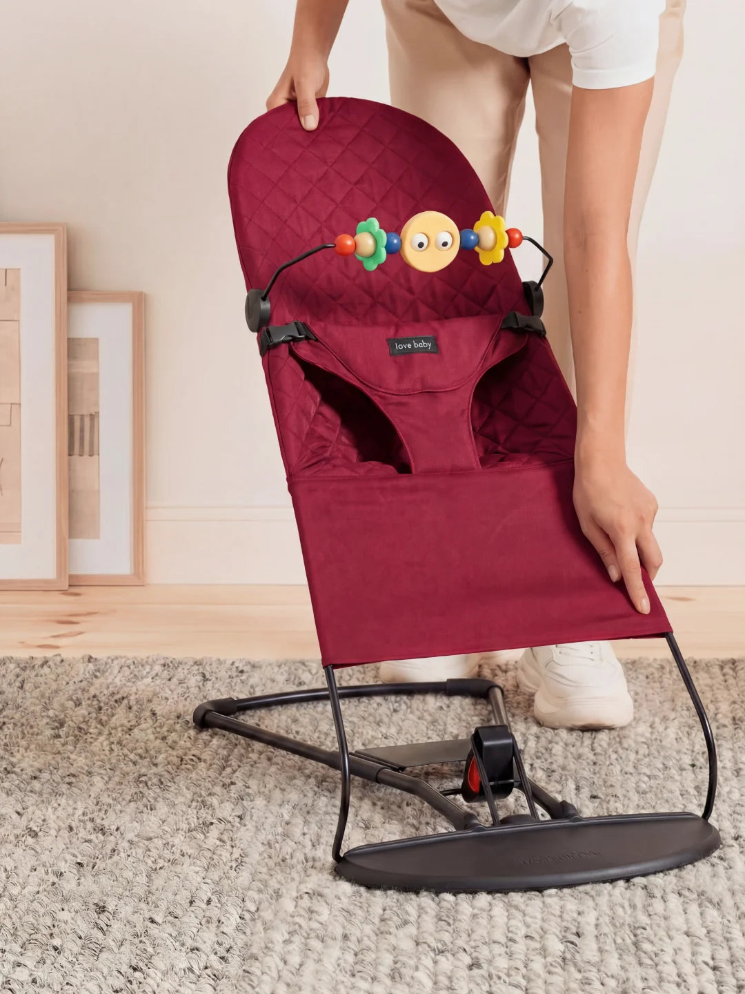 Démonstration du pliage facile et compact du transat bordeaux pour un transport sans encombre.