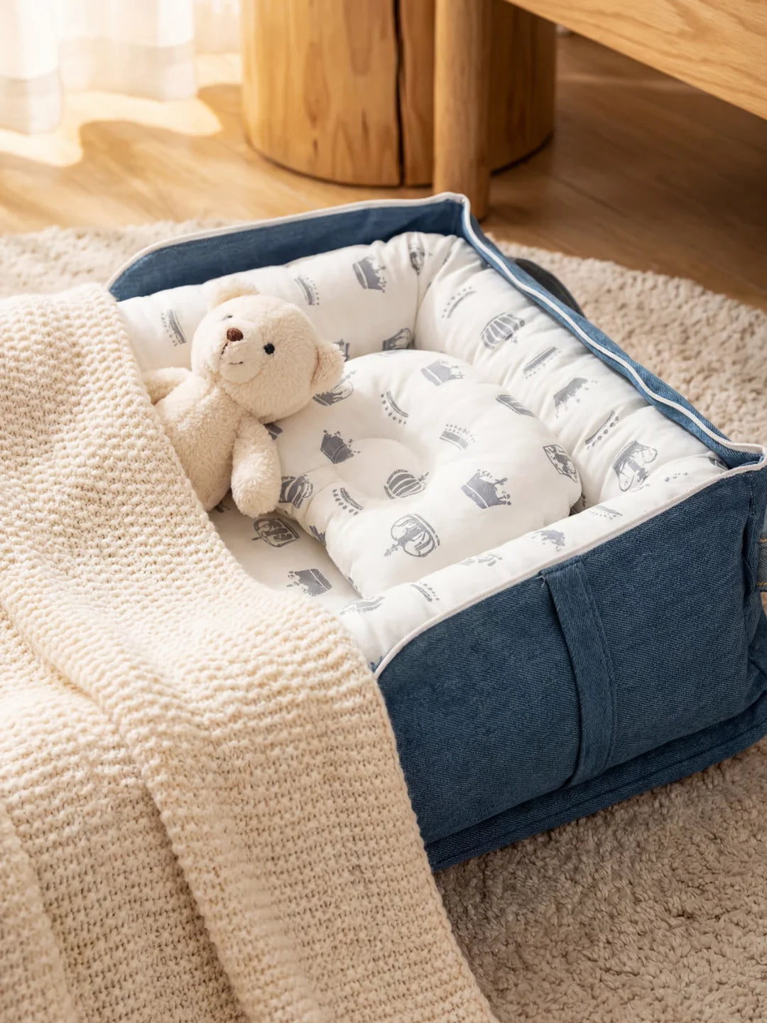 Réducteur de lit bébé bleu avec coussin anti tête plate et peluche ourson