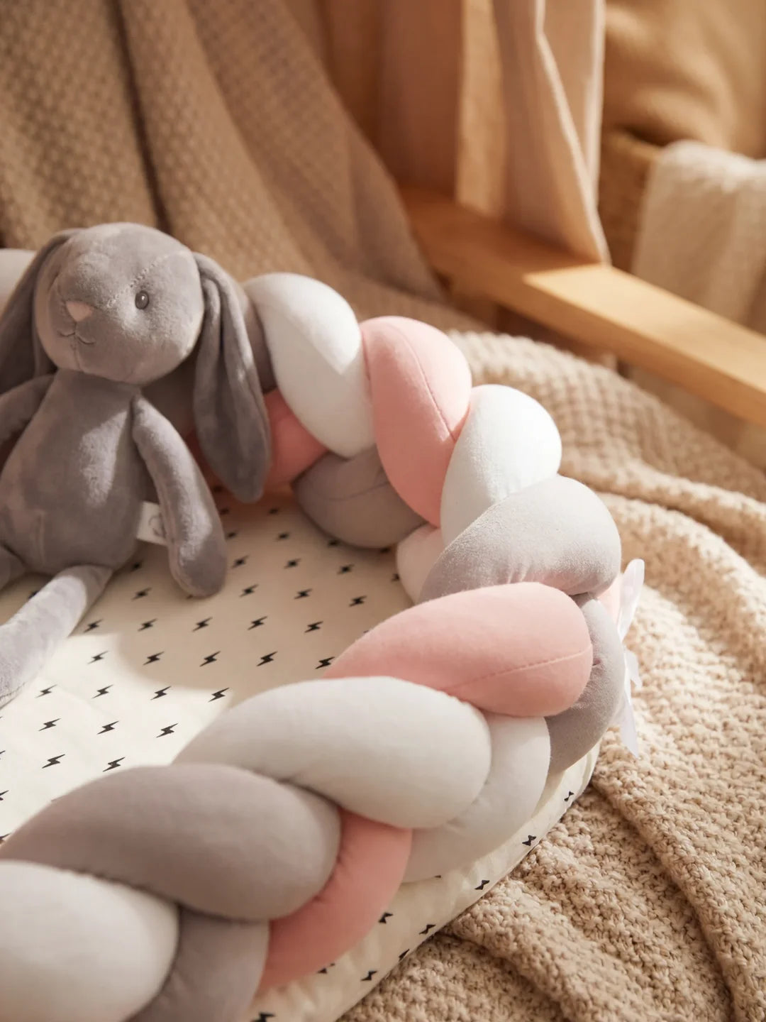Réducteur de lit tressé rose gris et blanc avec peluche lapin