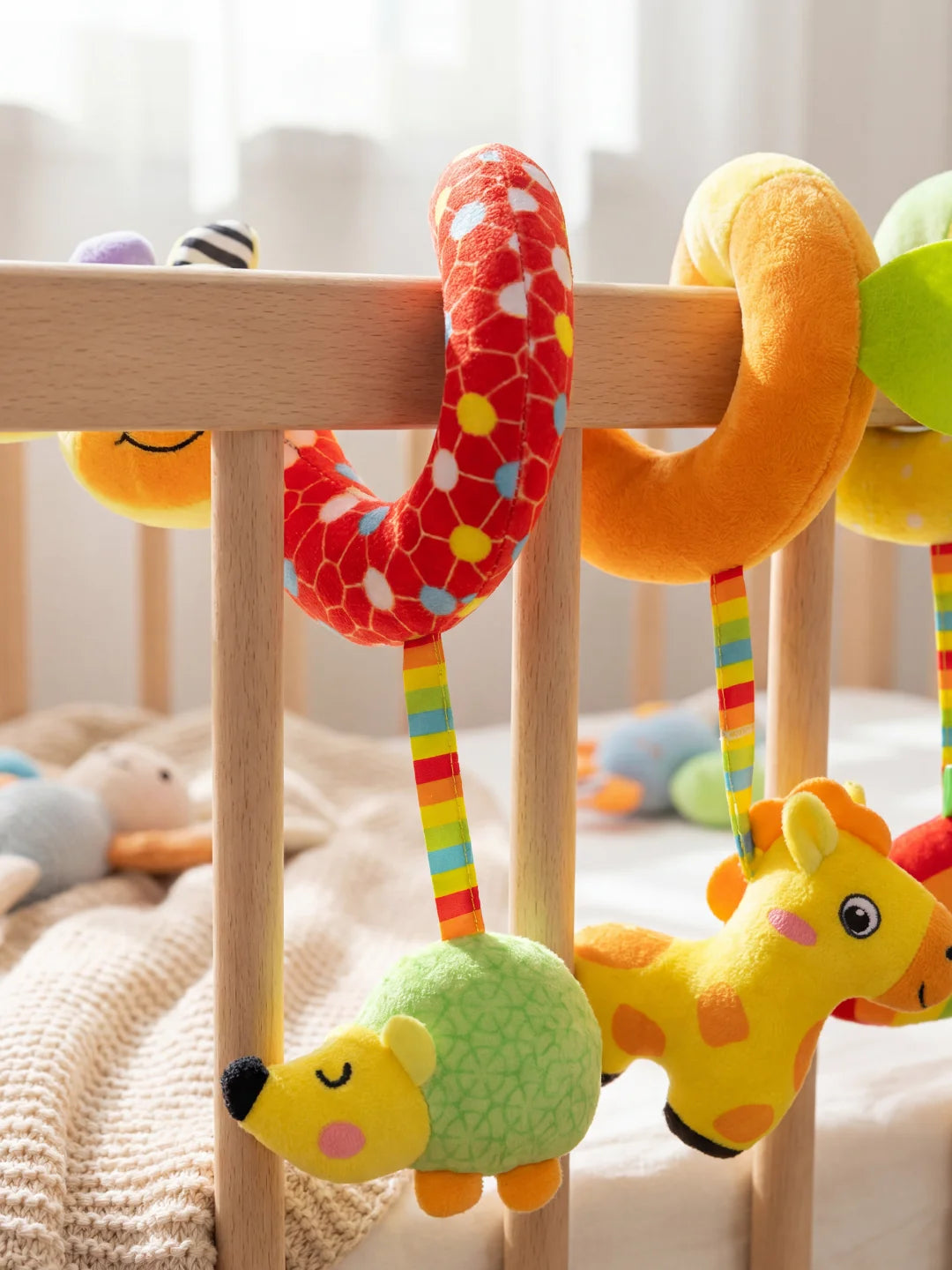 Jouet spirale pour bébé motif lion de la savane avec textures bruissantes et anneaux colorés