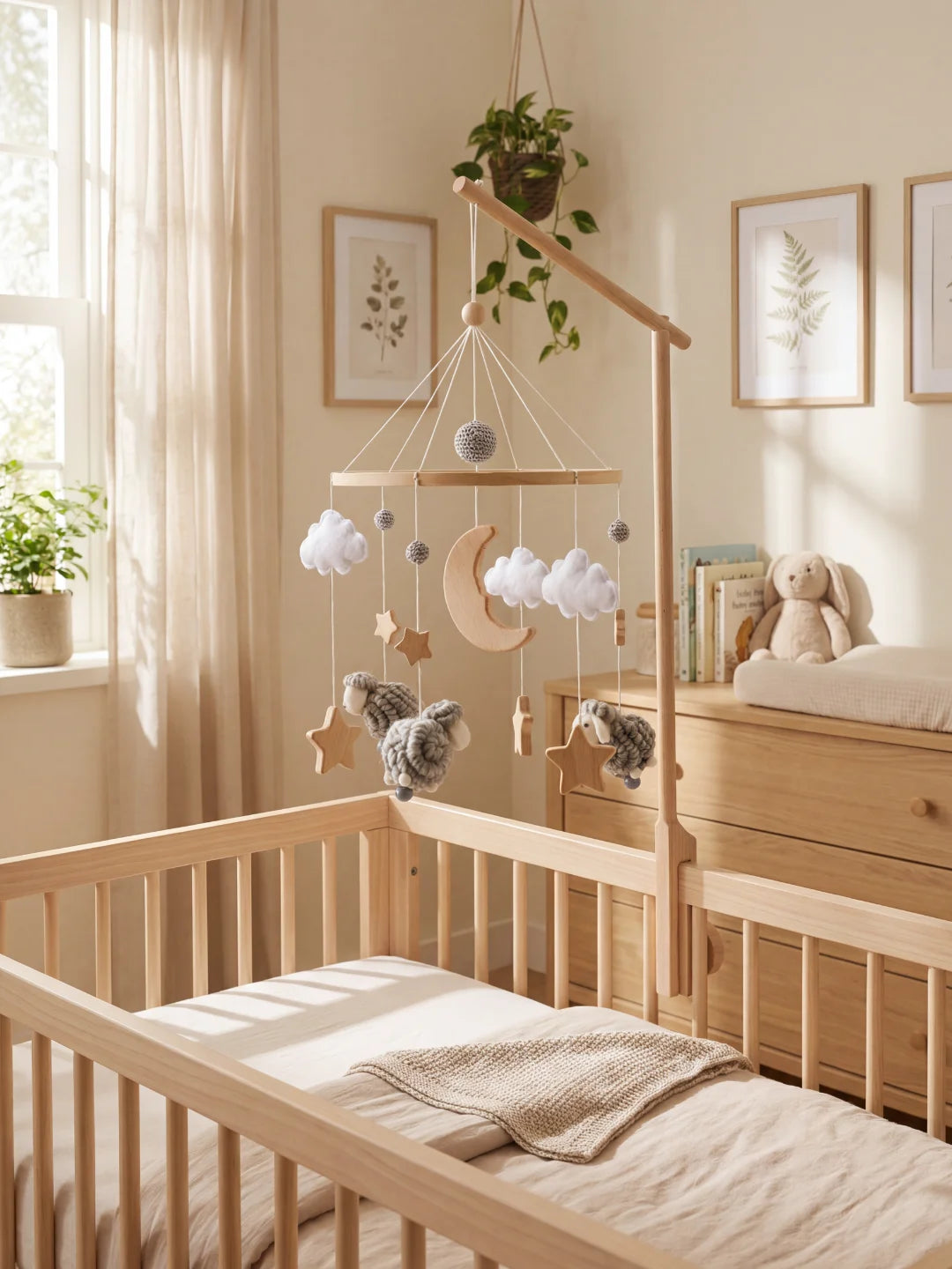 Bras de support pour mobile bébé en bois massif installé sur un lit à barreaux blanc.
