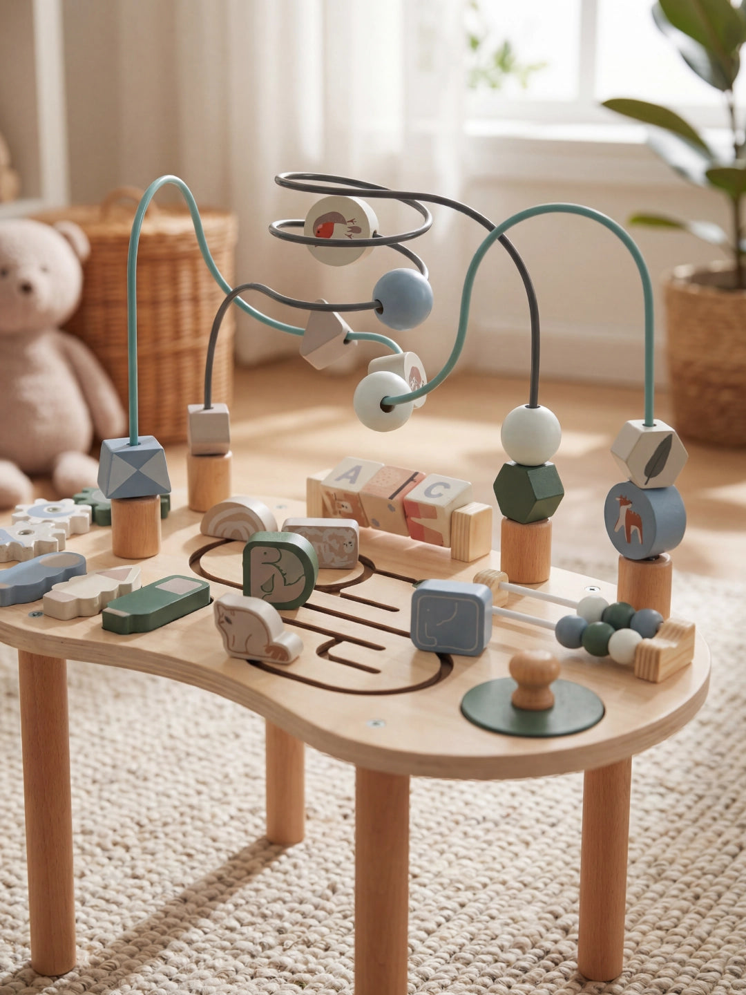Table d'activité en bois avec un circuit de perles pour la motricité fine et des blocs de construction.