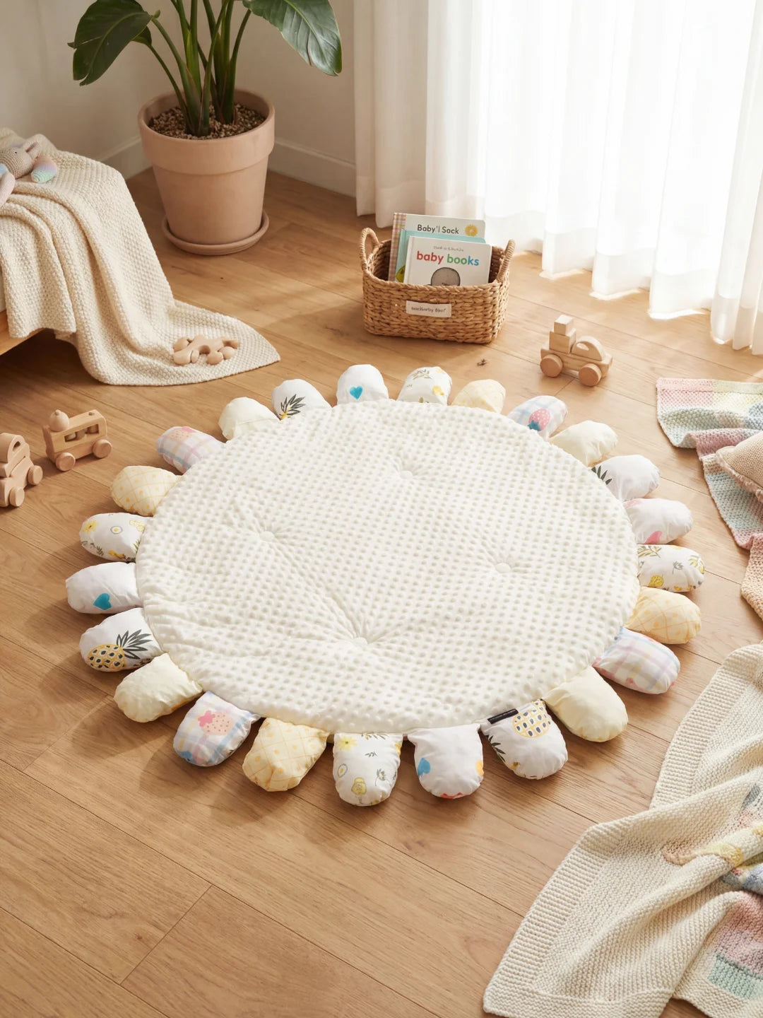 Tapis d'éveil blanc minky avec pétales aux motifs de fruits (ananas, fraise) et fleurs.