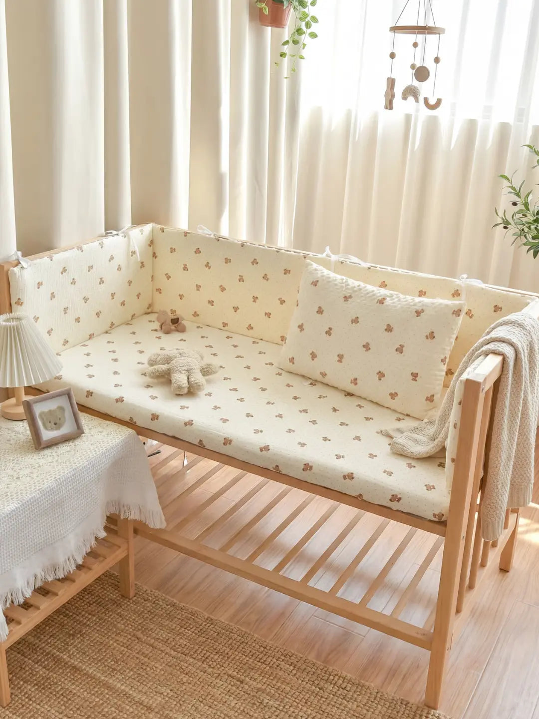 Tour de Lit Matelassé crème à motifs installé dans un berceau
