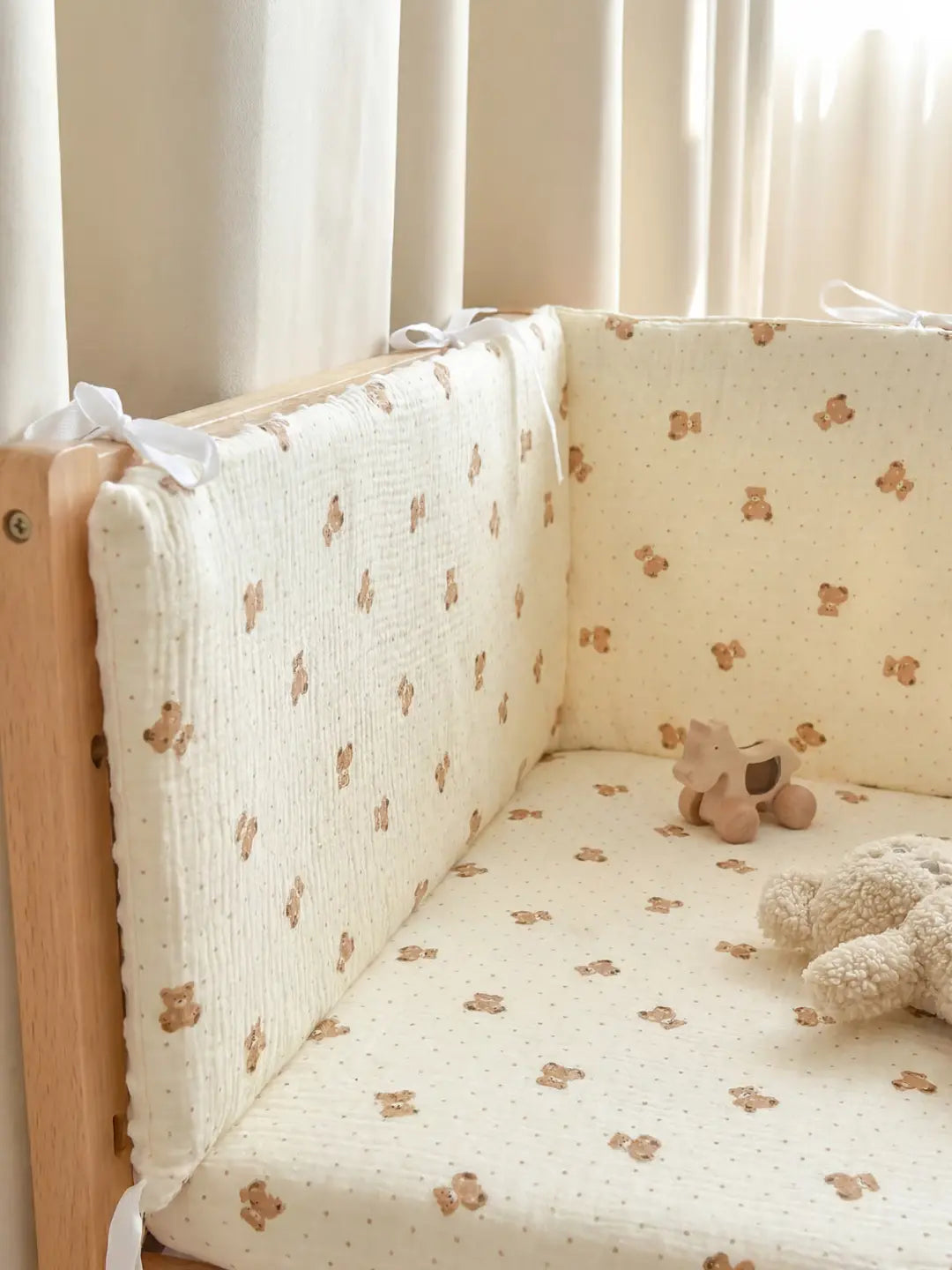 Tour de Lit Matelassé imprimé oursons installé dans un berceau