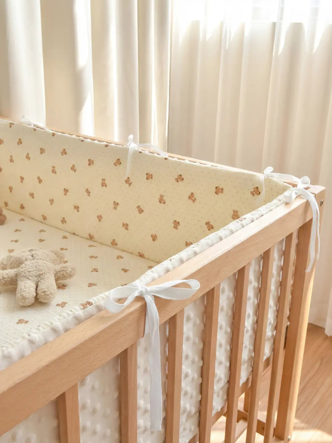 Tour de Lit Matelassé jaune avec motif oursons installé dans un berceau