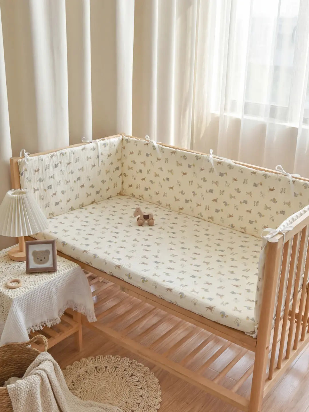 Tour de Lit Matelassé avec motif animal installé dans un berceau